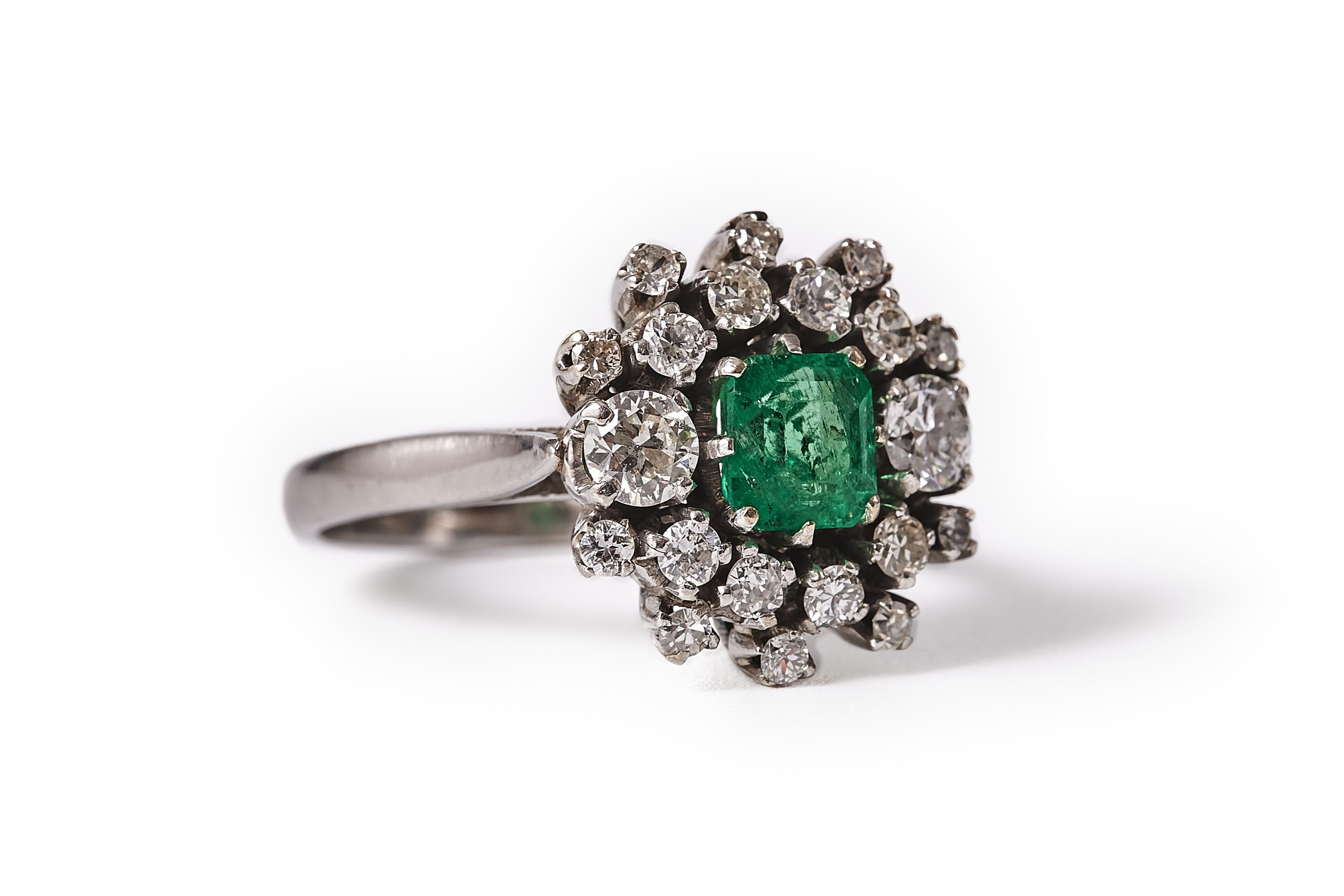 1960er Jahre Smaragd- und Diamant-Cluster-Ring „Starburst“ im Zustand „Gut“ im Angebot in Malmö, Skåne län