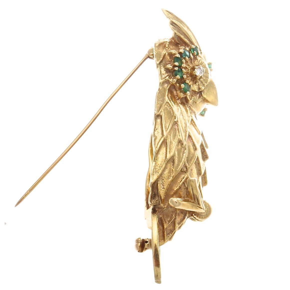 Round Cut 1960s Emerald Diamond 14 Karat Gold Owl Brooch