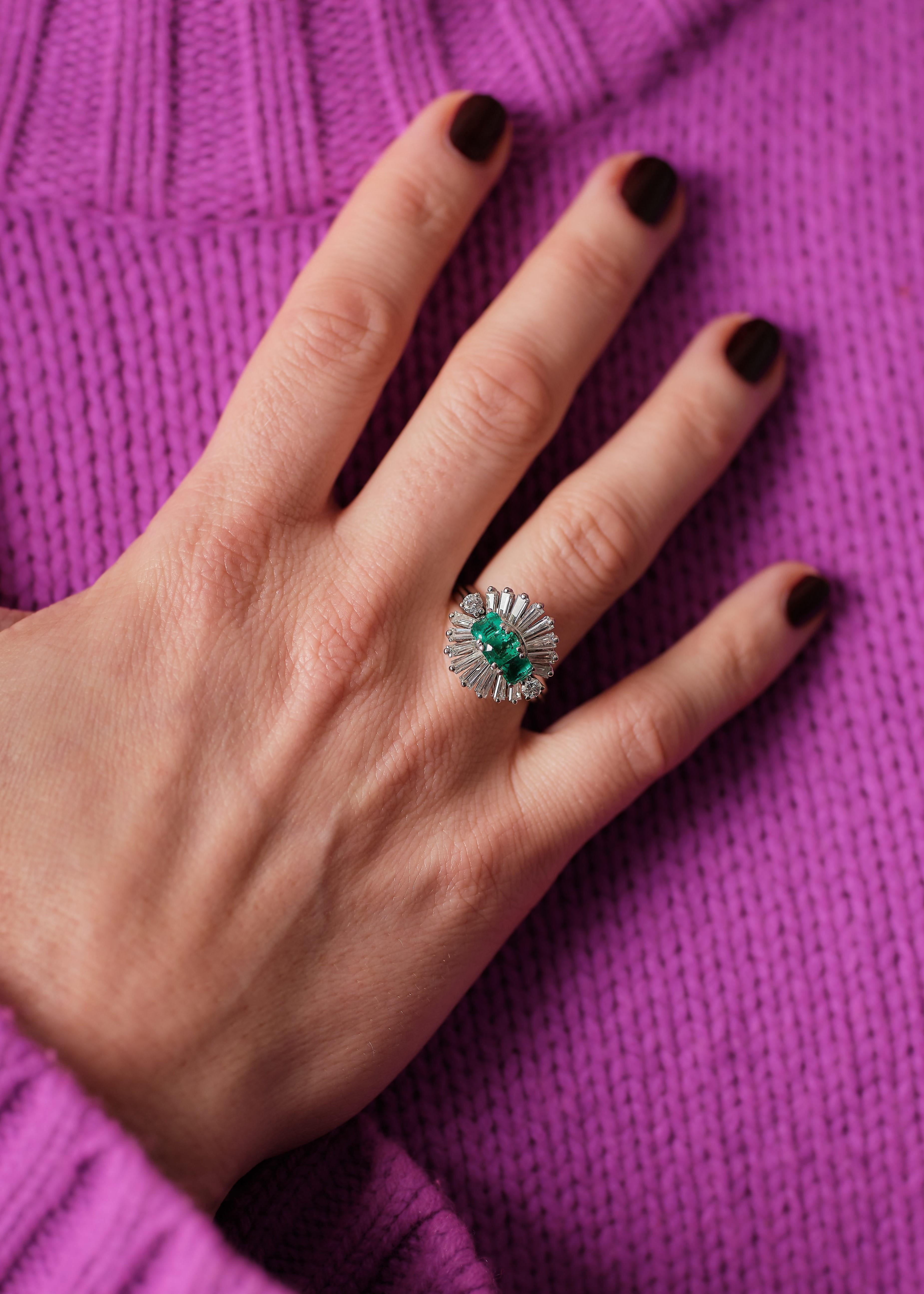 Retro 1960s emerald diamond ballerina ring For Sale