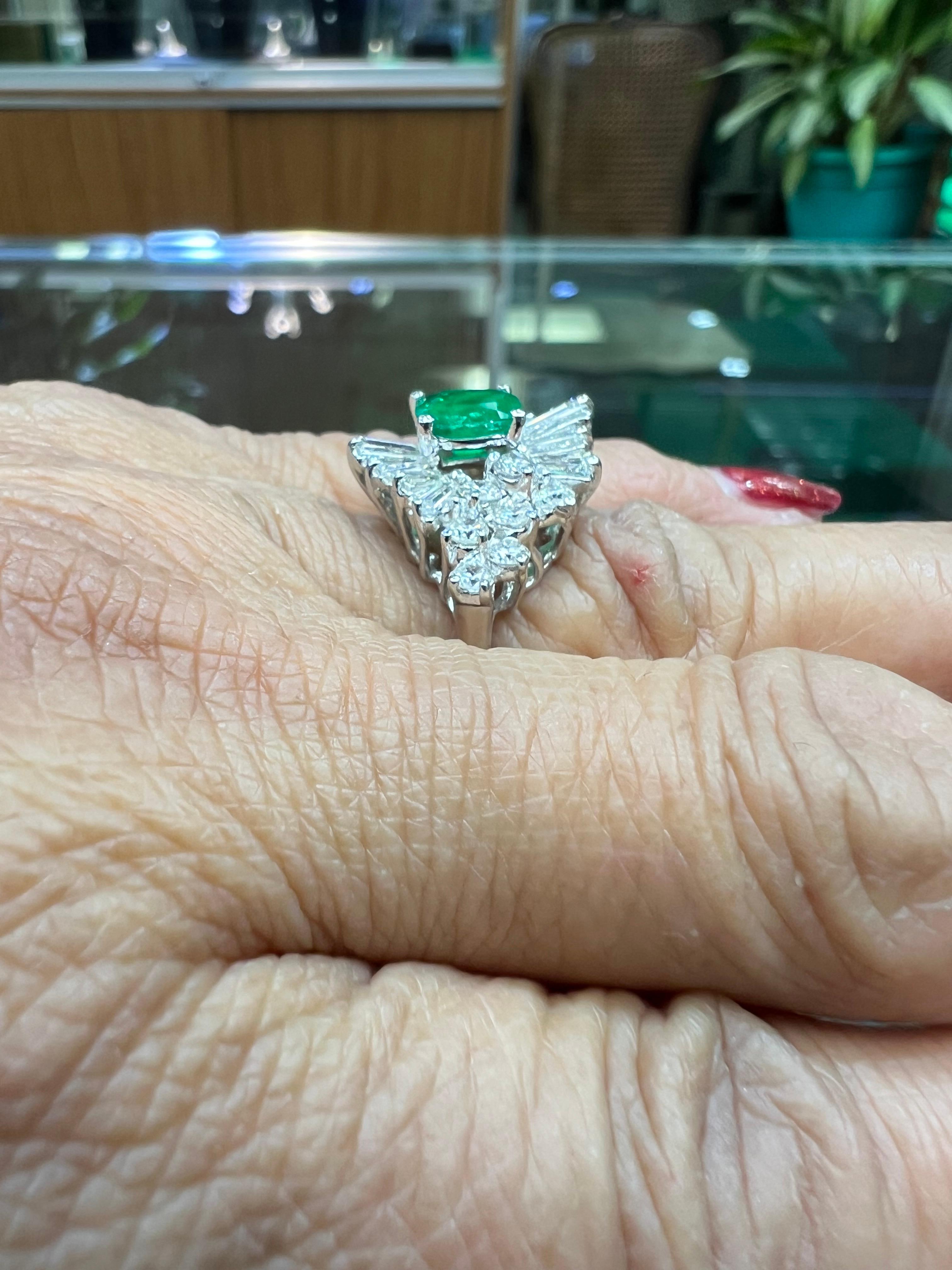 1960s Emerald Diamond White Gold Cocktail Ring In Good Condition For Sale In Los Angeles, CA