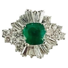 1960s Emerald Diamond White Gold Cocktail Ring (Bague de cocktail en or blanc avec émeraude et diamant)