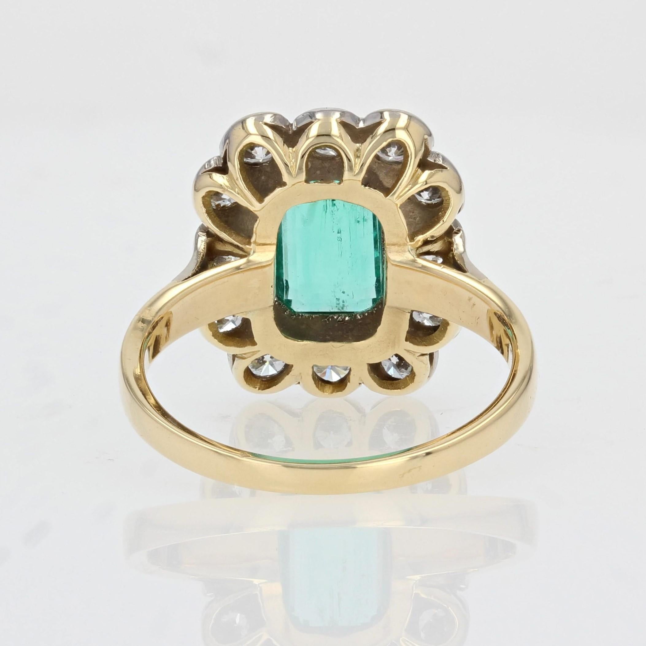 Bague rectangulaire en or jaune 18 carats et platine avec diamants et émeraudes, années 1960 en vente 6