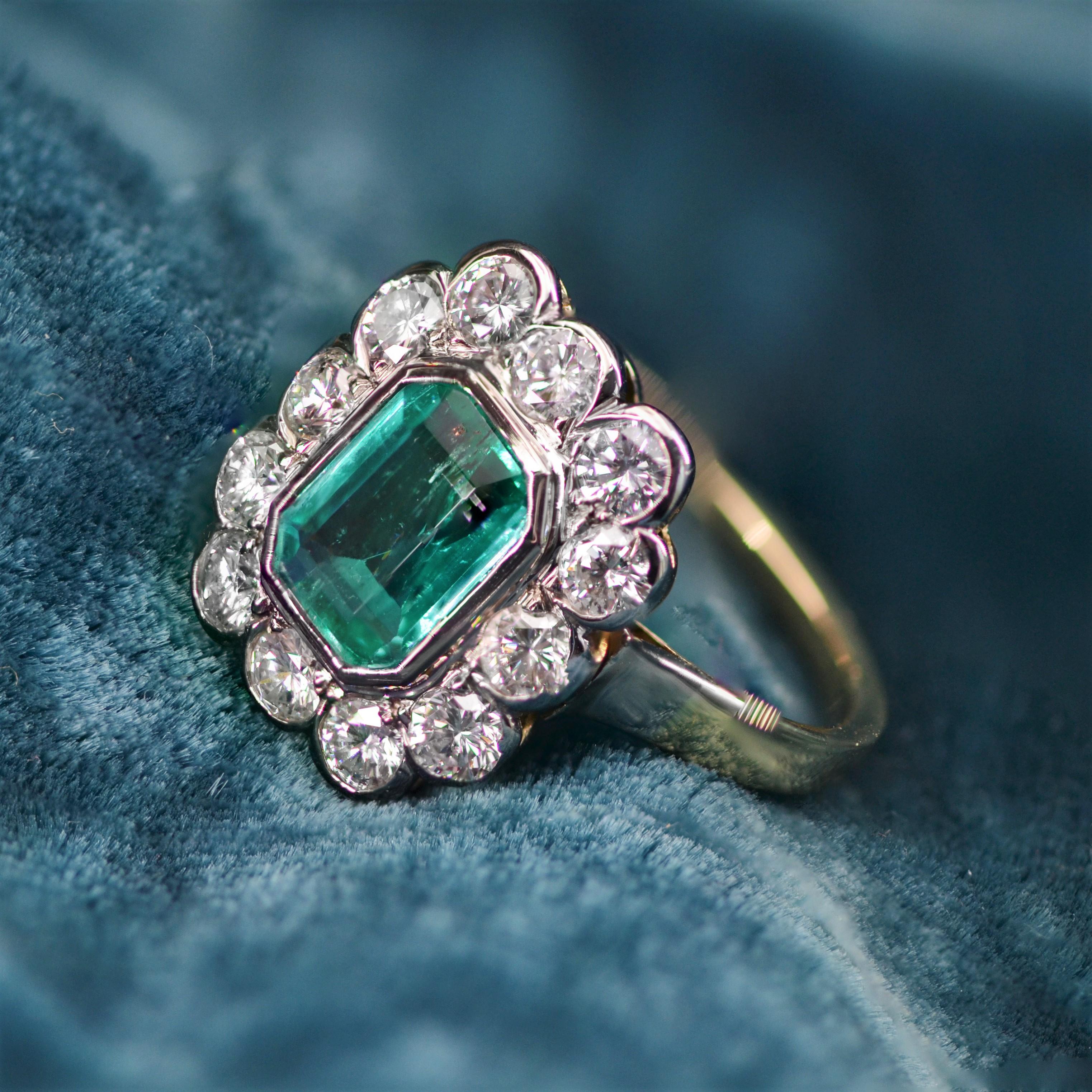 Bague rectangulaire en or jaune 18 carats et platine avec diamants et émeraudes, années 1960 en vente 7
