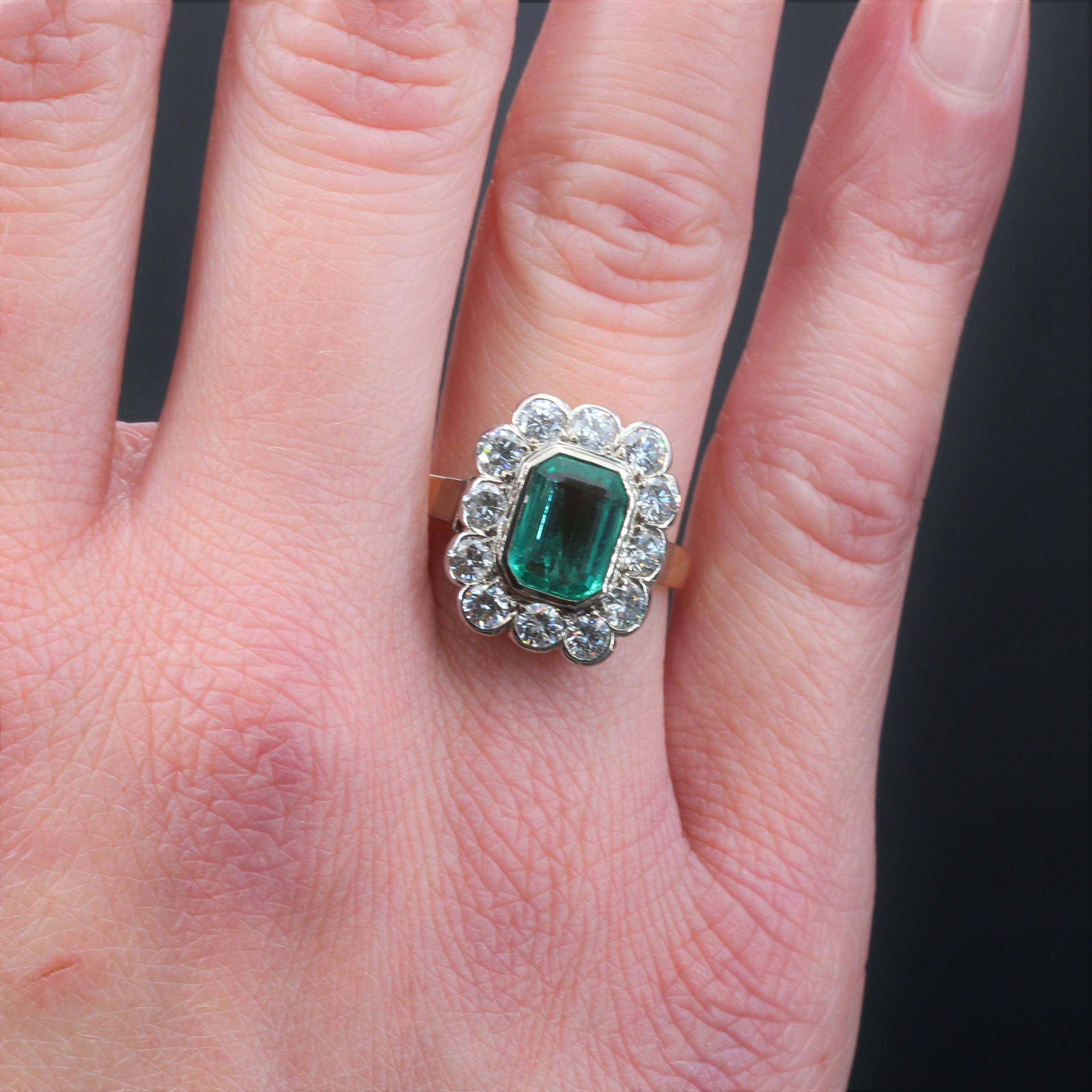 Bague rectangulaire en or jaune 18 carats et platine avec diamants et émeraudes, années 1960 en vente 8