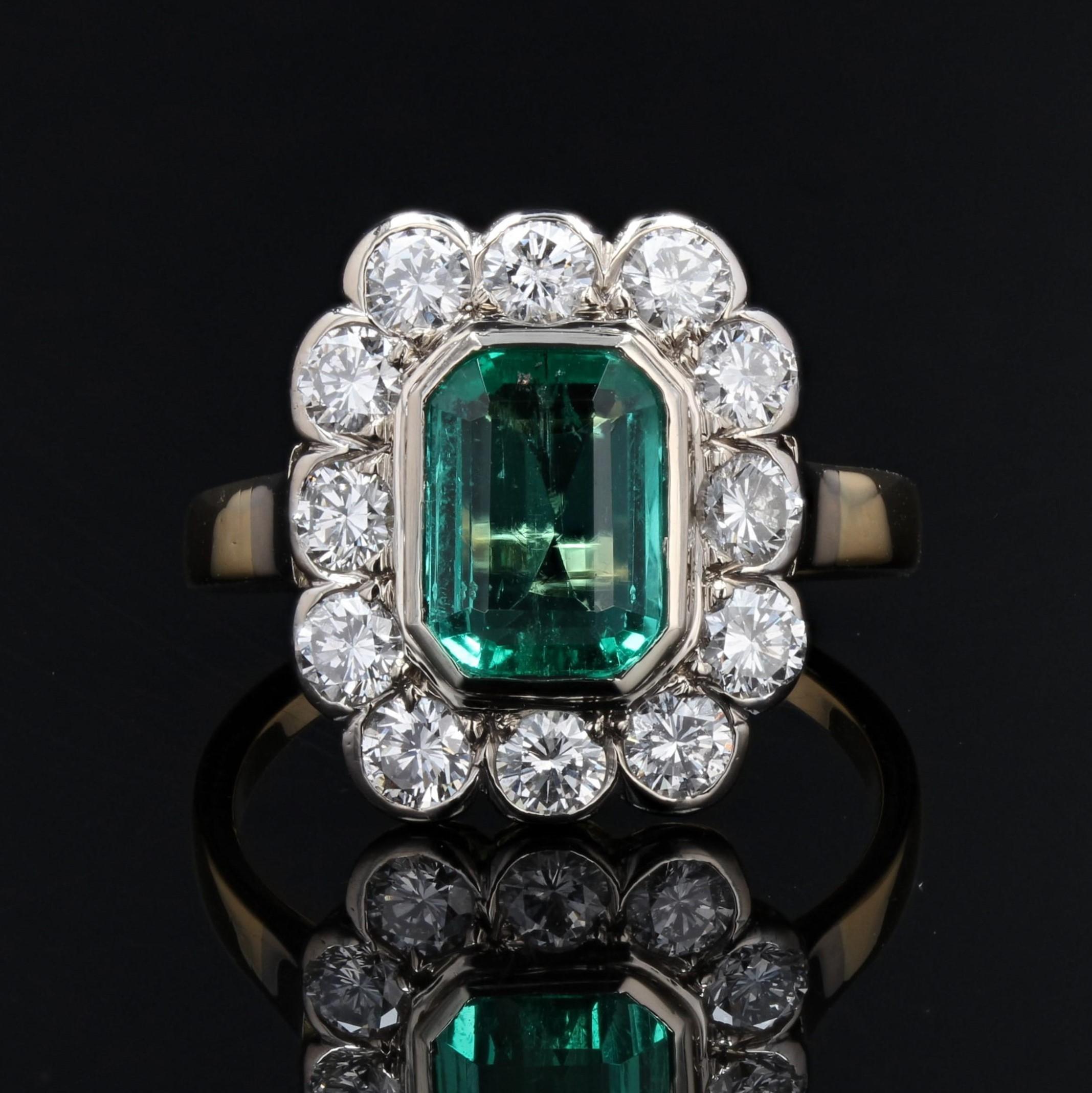 Rétro Bague rectangulaire en or jaune 18 carats et platine avec diamants et émeraudes, années 1960 en vente