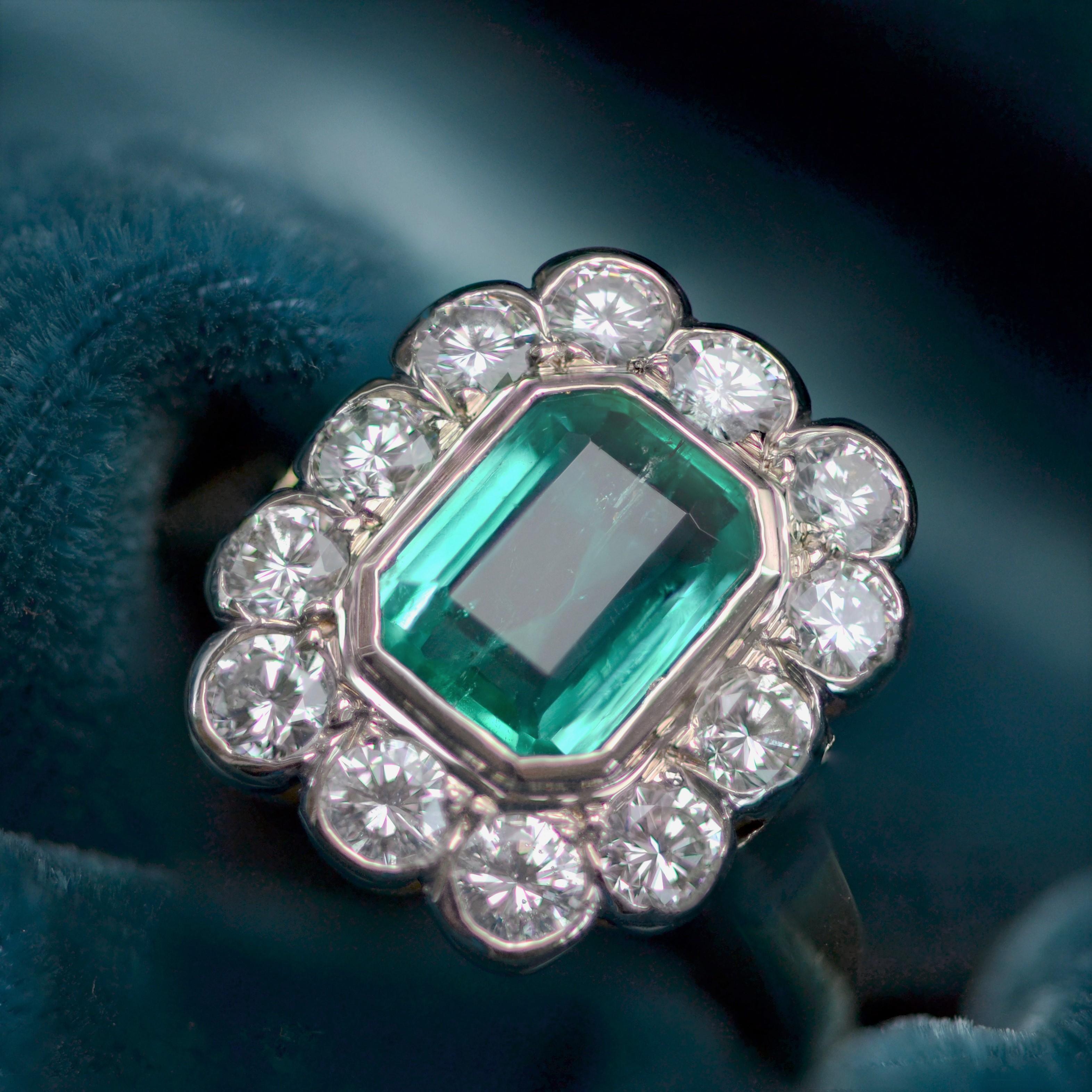 Taille émeraude Bague rectangulaire en or jaune 18 carats et platine avec diamants et émeraudes, années 1960 en vente