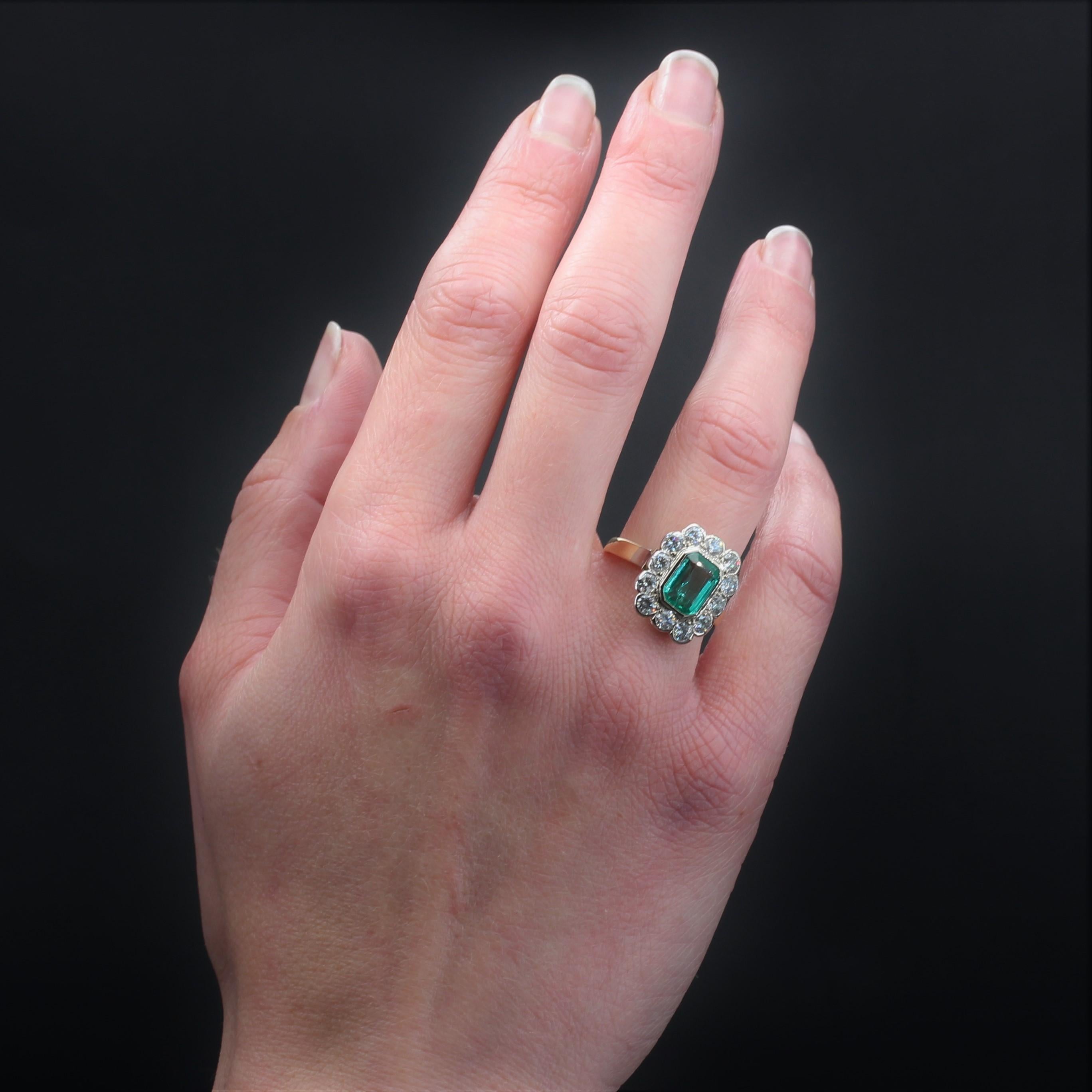 Bague rectangulaire en or jaune 18 carats et platine avec diamants et émeraudes, années 1960 Bon état - En vente à Poitiers, FR