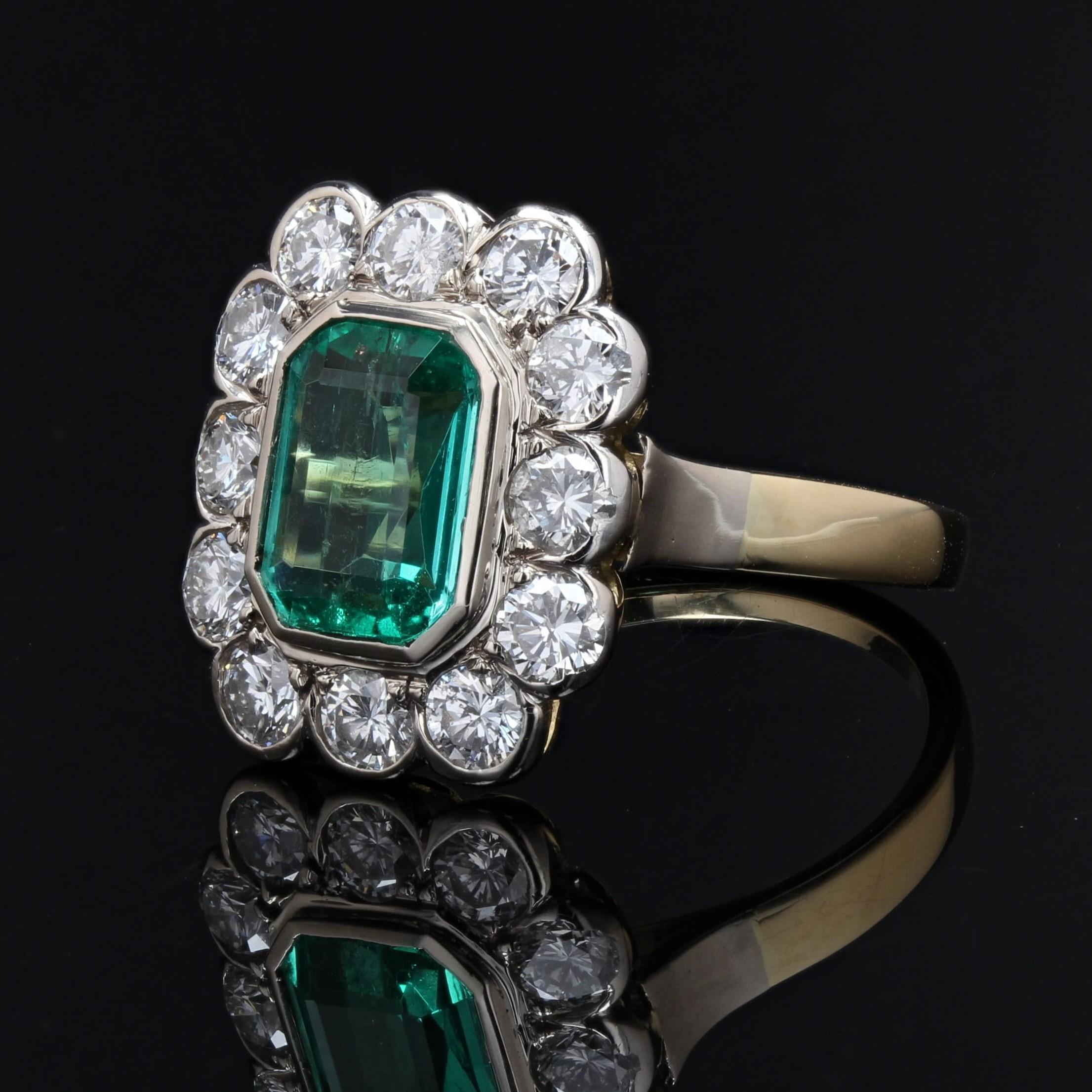 Bague rectangulaire en or jaune 18 carats et platine avec diamants et émeraudes, années 1960 Pour femmes en vente