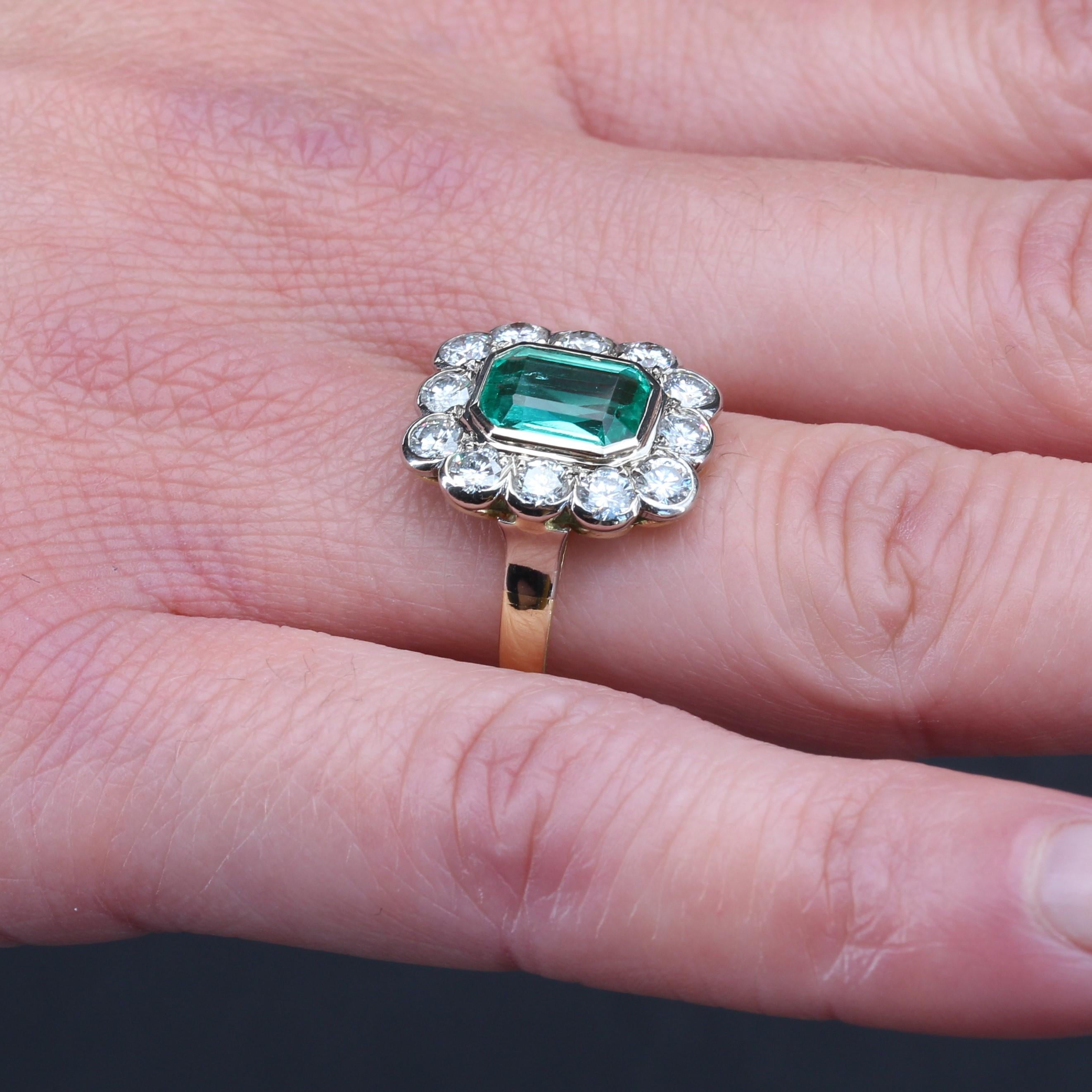 Bague rectangulaire en or jaune 18 carats et platine avec diamants et émeraudes, années 1960 en vente 1