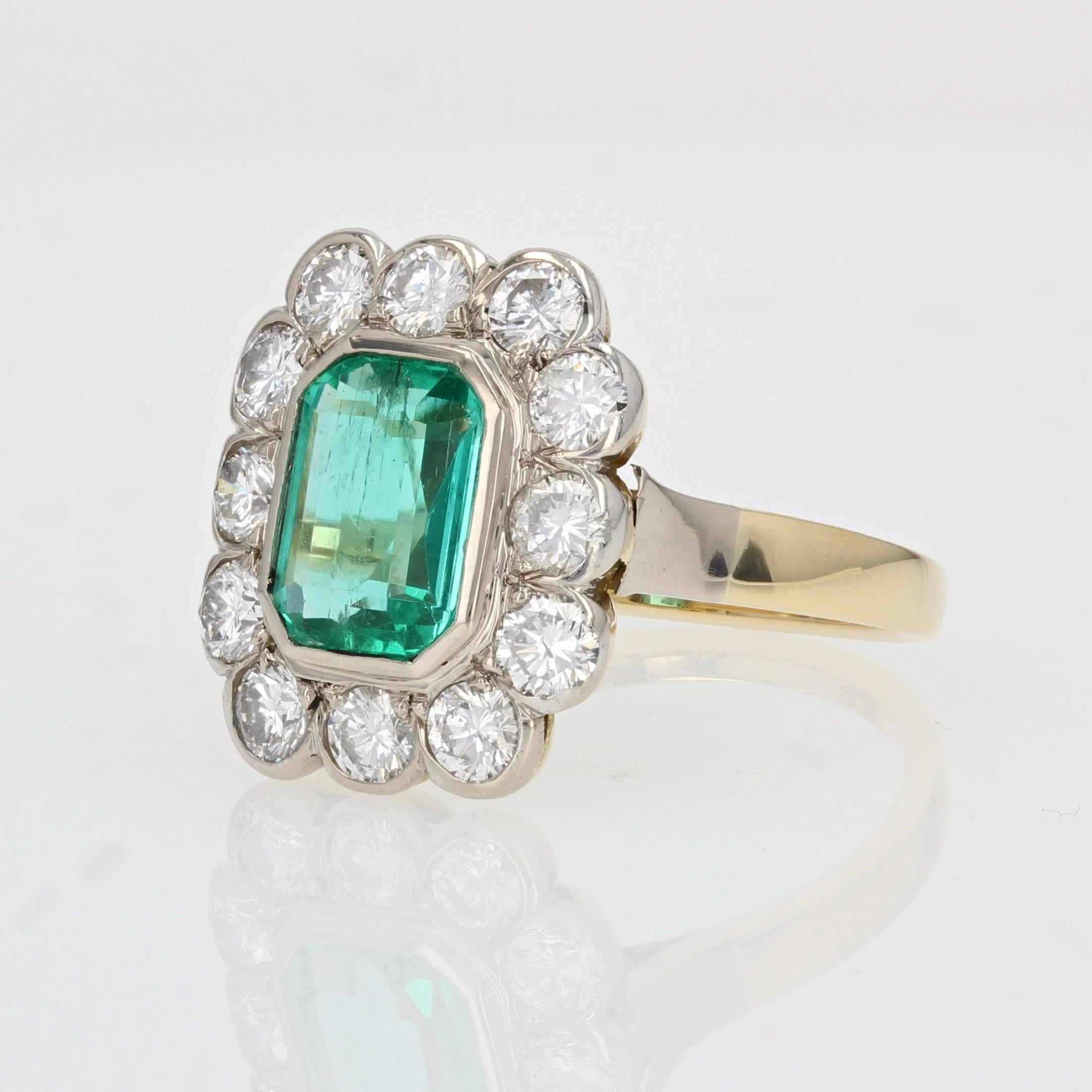 Bague rectangulaire en or jaune 18 carats et platine avec diamants et émeraudes, années 1960 en vente 2
