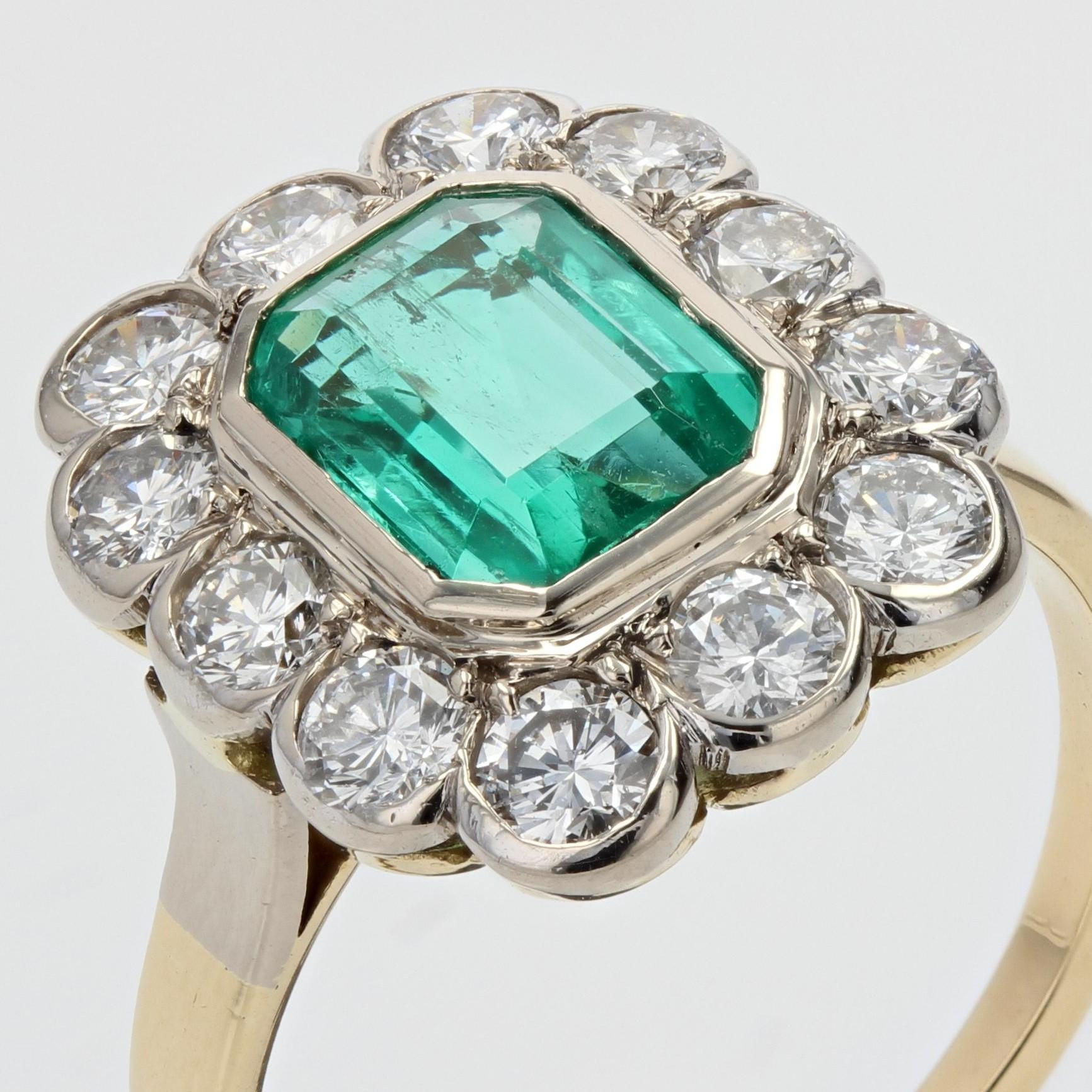 Bague rectangulaire en or jaune 18 carats et platine avec diamants et émeraudes, années 1960 en vente 3
