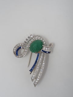 1960 Broche en platine avec émeraude, saphir et diamant