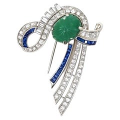 1960 Broche en platine avec émeraude, saphir et diamant