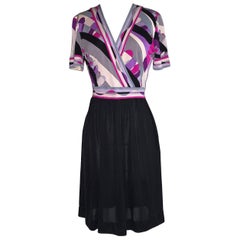 Vestido de manga corta con estampado Pucci en seda negra, morada y gris de Emilio Pucci de los años 60