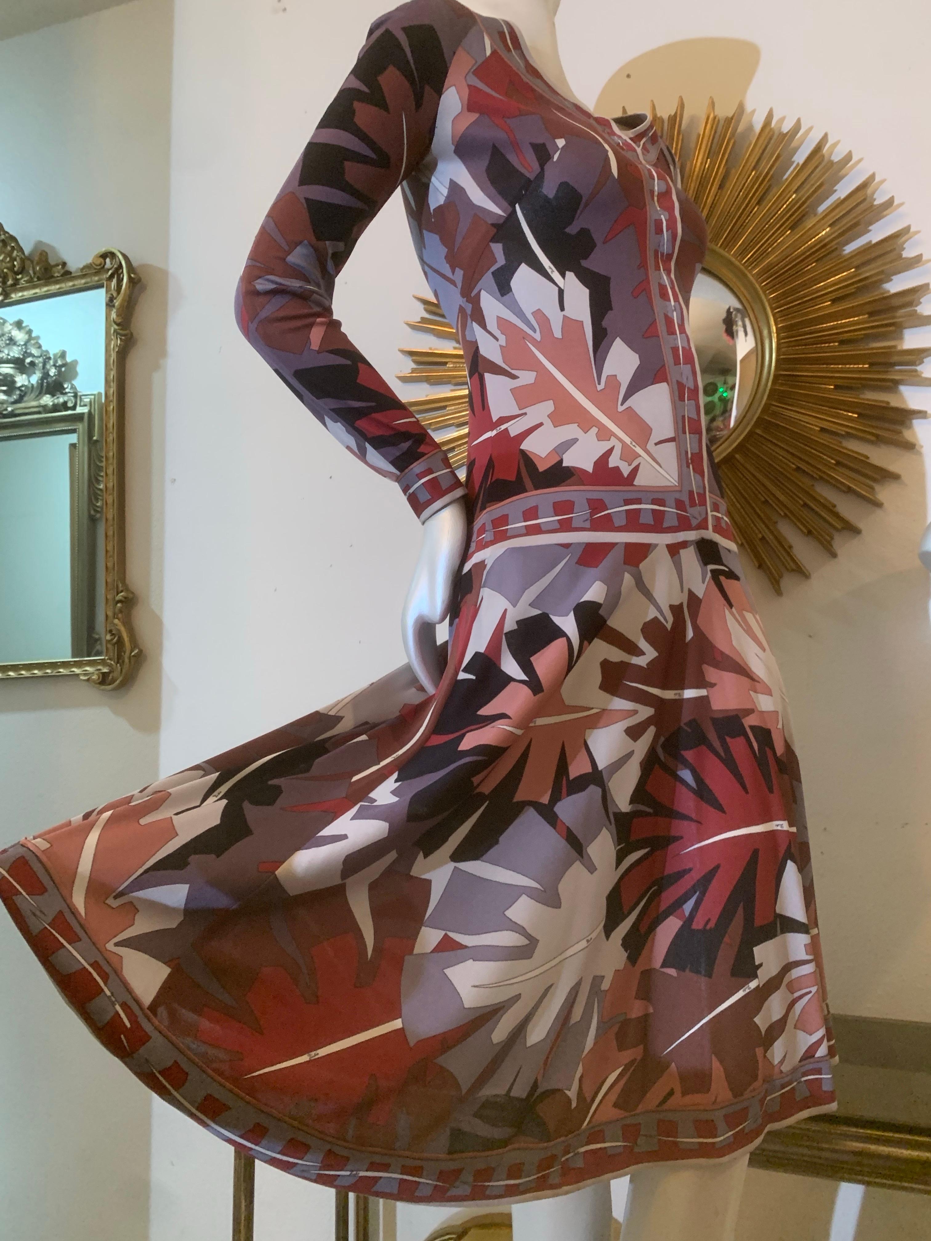 Robe de jour à taille basse et à jupe complète, imprimée d'un motif de palmiers, Emilio ! des années 1960 :  Ce fantastique imprimé de silhouettes graphiques de feuilles de palmier tropicales, de style années 60, se présente dans une charmante
