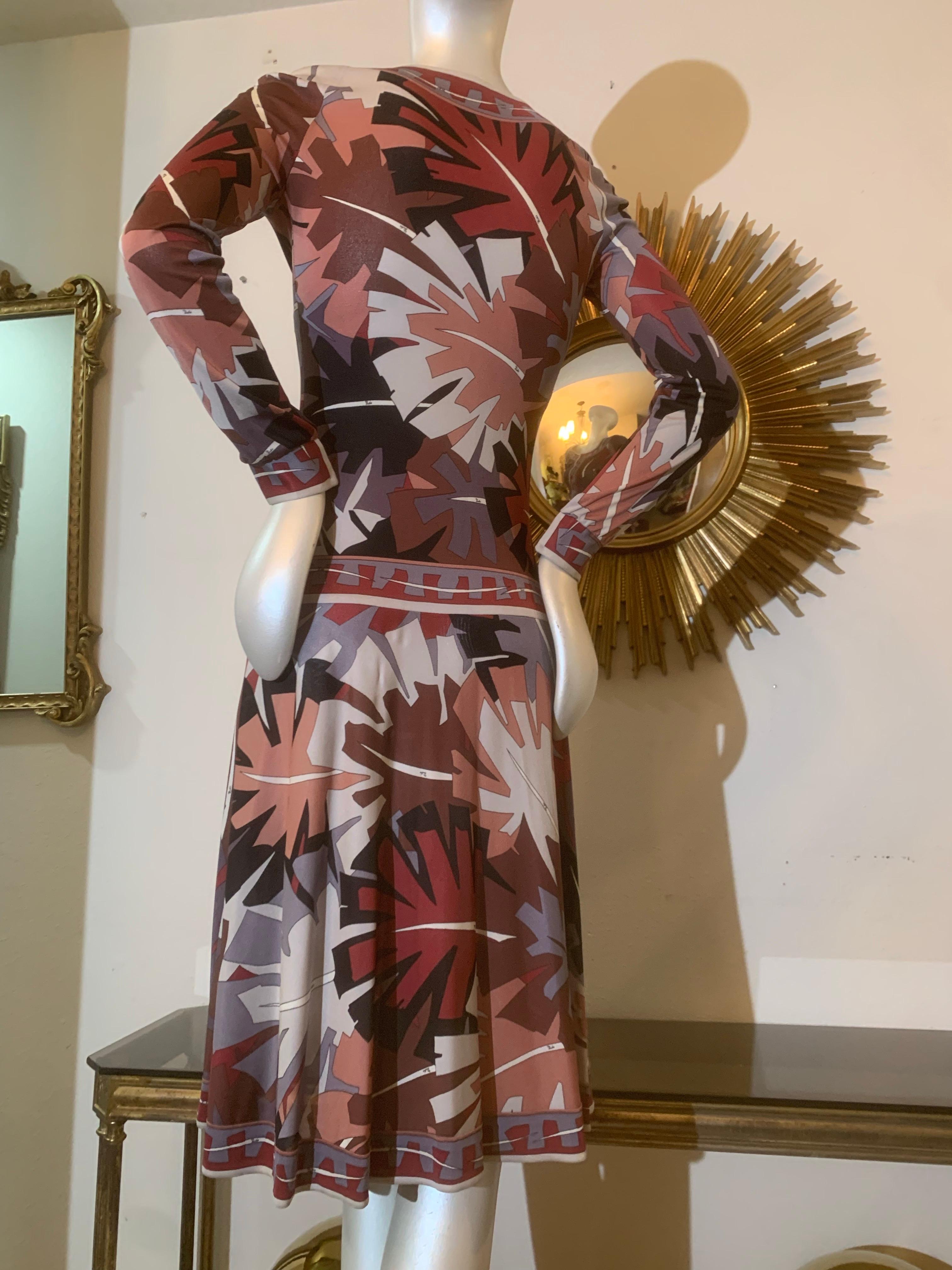 Robe de jour Emilio Pucci des années 1960, taille basse, jupe complète imprimée de grenouilles de palmier en vente 2