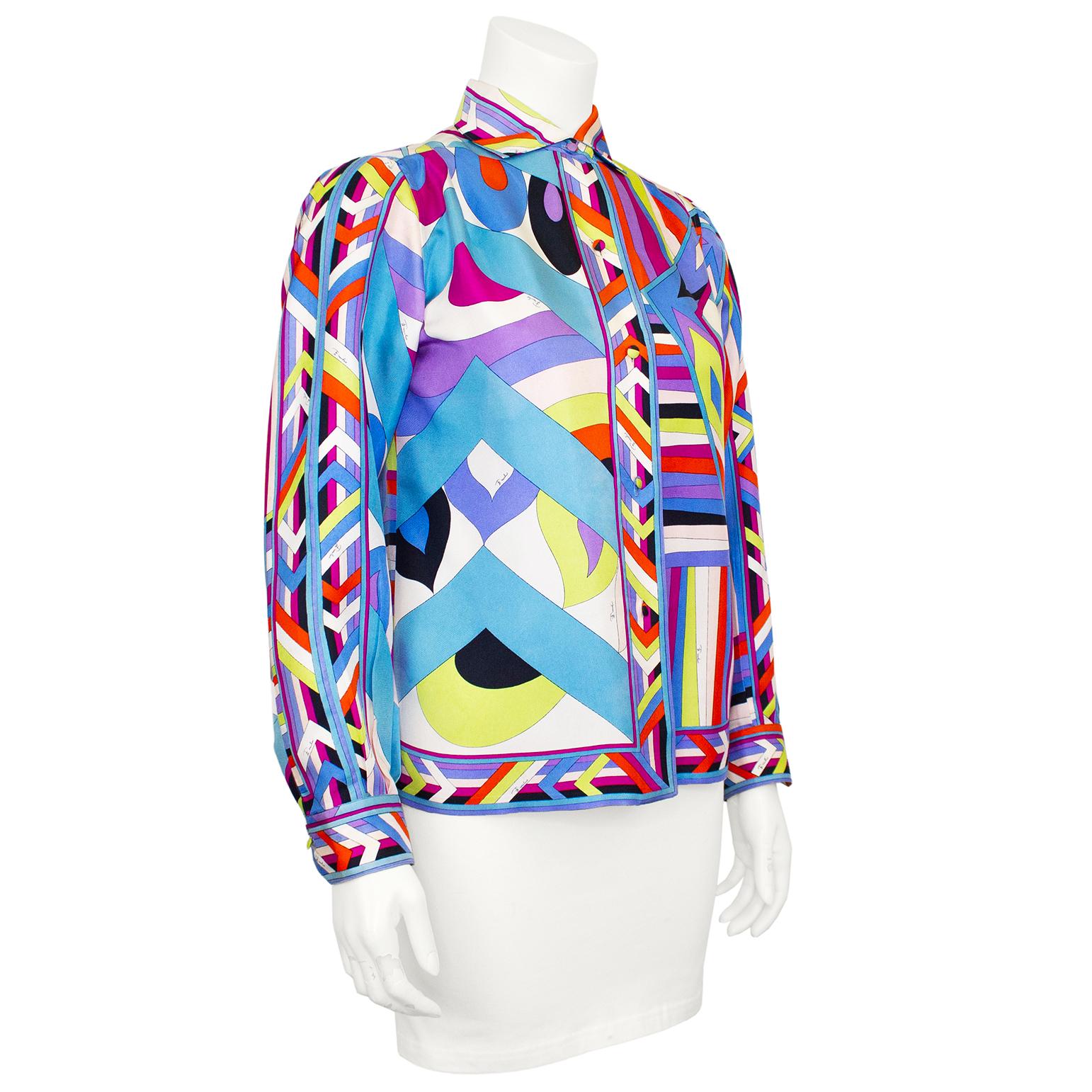 Dieses Hemd von Emilio Pucci aus den 1960er Jahren ist aus wunderschöner, geometrisch bedruckter Regenbogenseide gefertigt. Spreizkragen mit läuferförmigen Ärmeln und leicht locker am Körper zu tragen. Stoffbezogene Knöpfe in der Knopfleiste und an