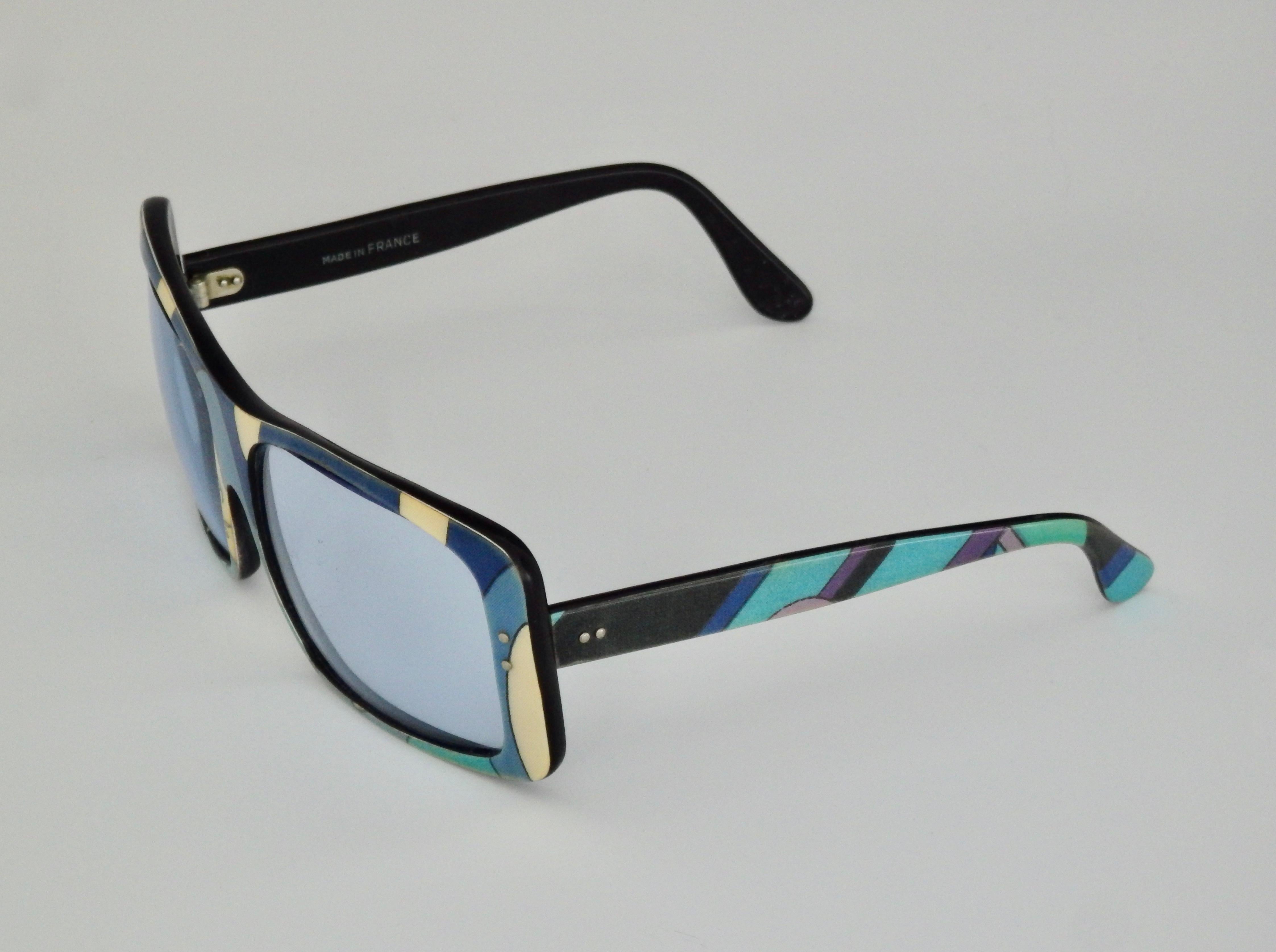 Emilio Pucci laminate signature printed plastic sunglasses. Light smokey-blue hued lenses. Made in France.
Measures: Hinge to hinge 5.5