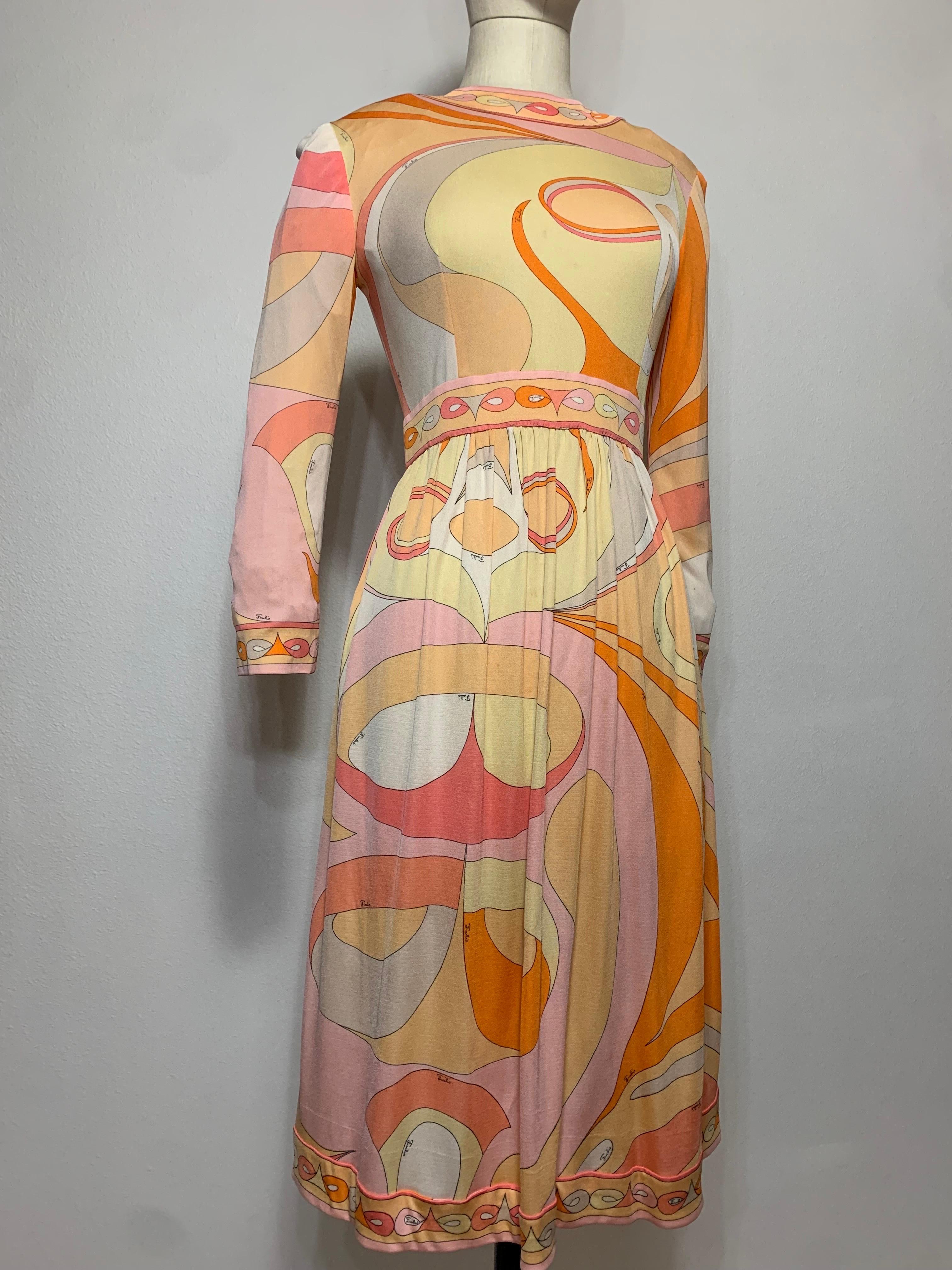 1960er Emilio Pucci Psychedelic Print Mod Silk Jersey Day Dress w Full Skirt in Tangerine, Pink und Gelb:  Gebänderte Taille und Ausschnitt mit gerafftem Rock und 3/4-Ärmeln. Durchgehender Reißverschluss am Rücken. US-Größe 4-6.  