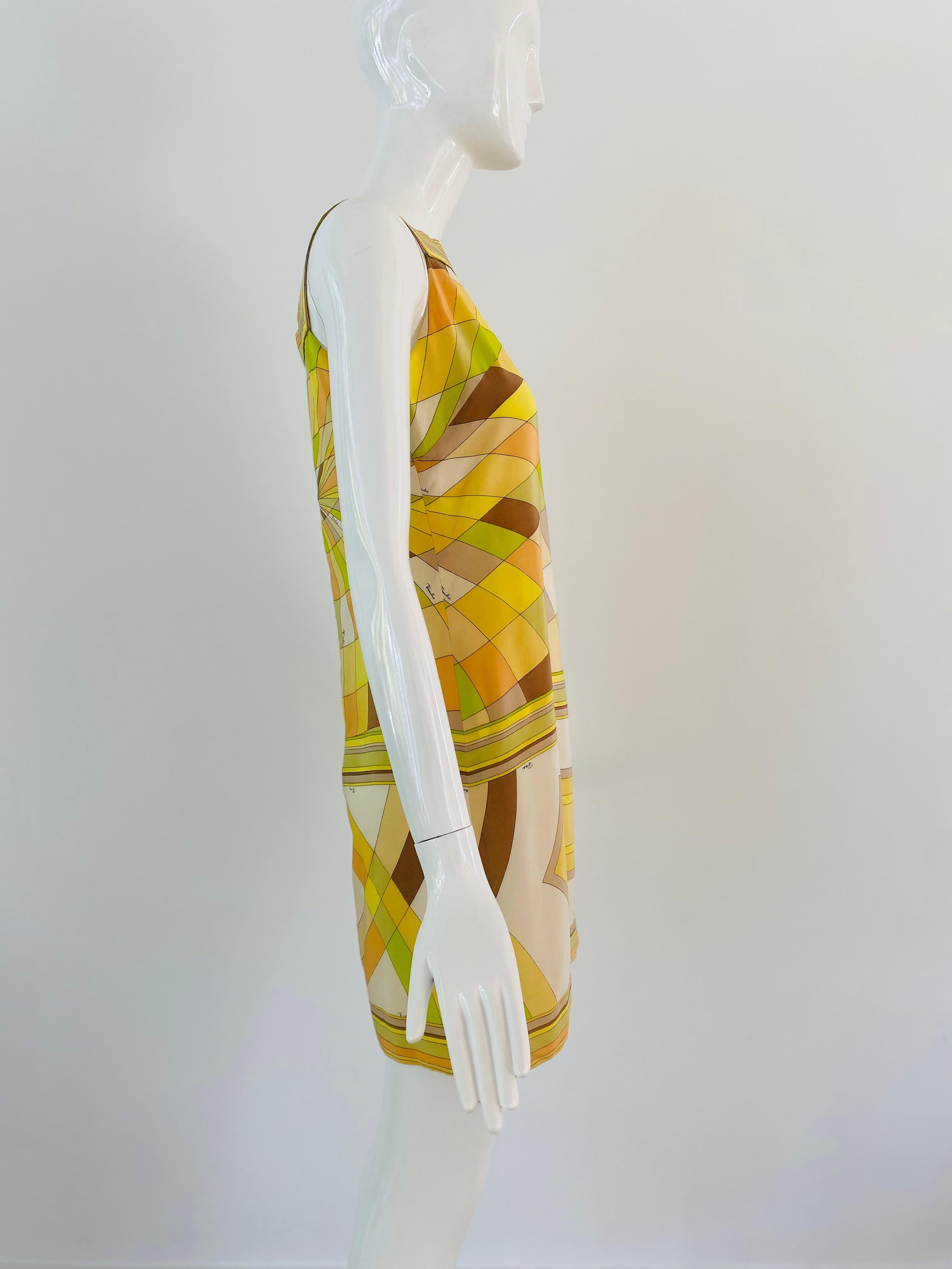 Tauchen Sie ein in die pulsierende Welt der 1960er Jahre mit diesem atemberaubenden  Kleid von Pucci. Dieses aus luxuriöser Seide gefertigte Minikleid zeigt die ikonischen Designelemente, für die Emilio Pucci in dieser Zeit bekannt war. Das Kleid