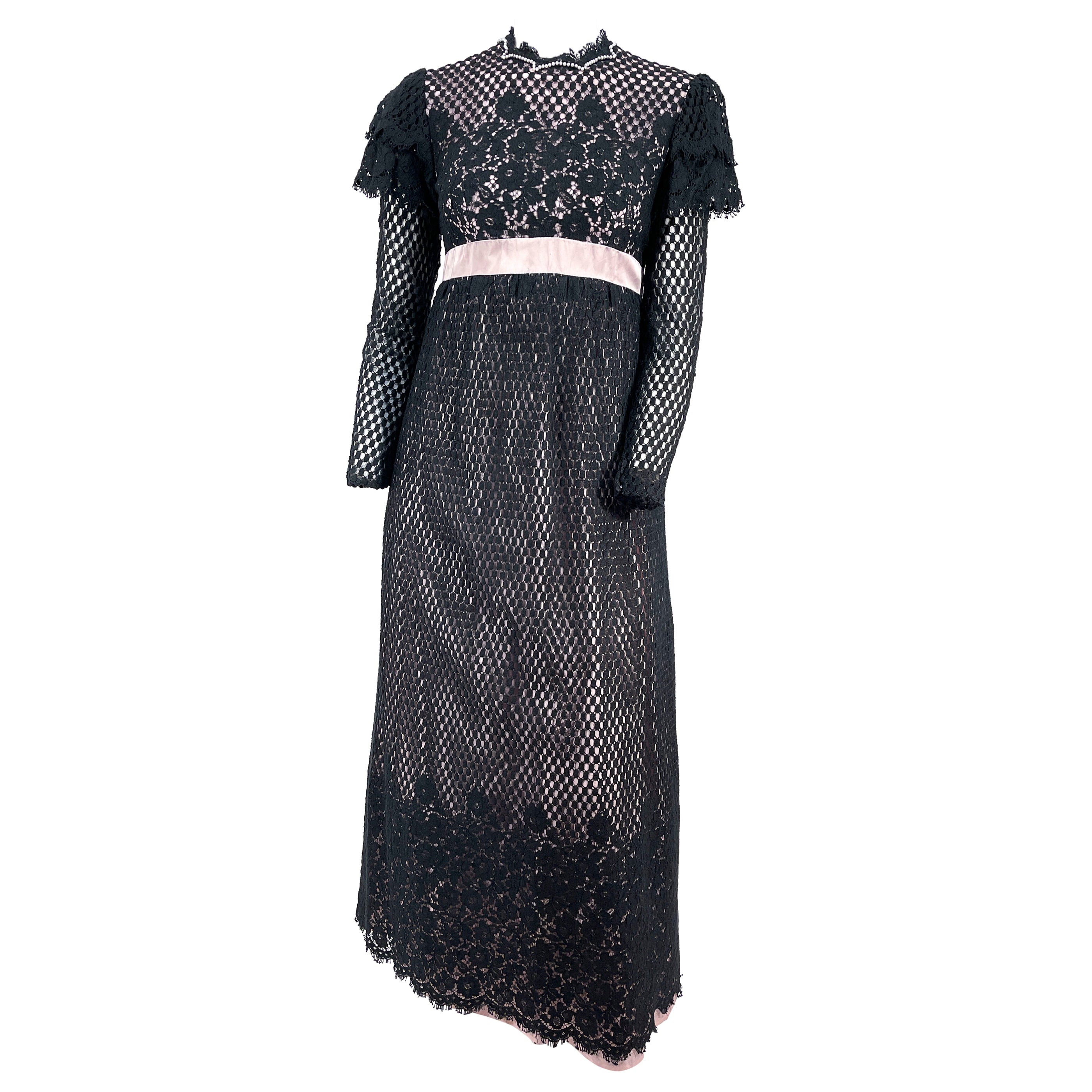 1960er Emma Domb Schwarzes und lavendelfarbenes Spitzenkleid im Angebot