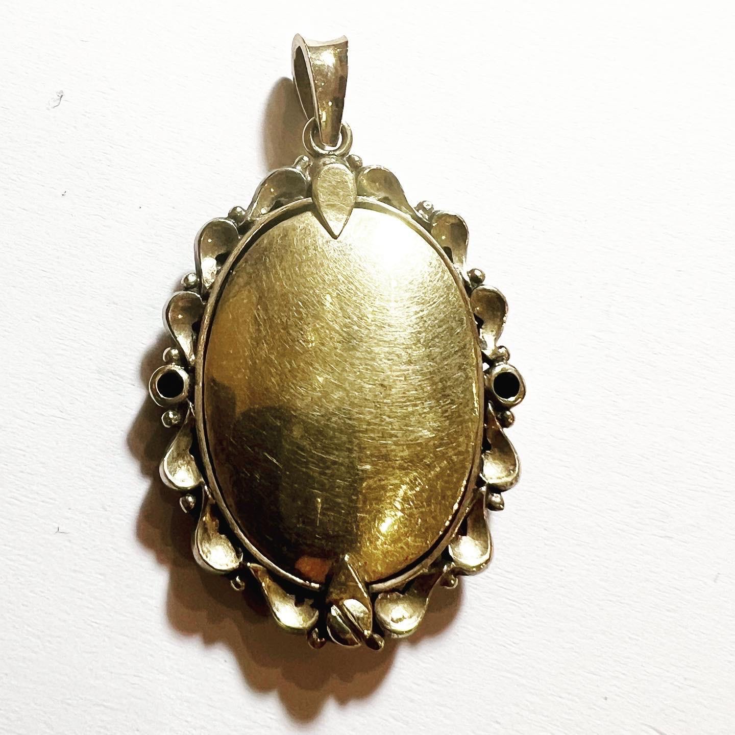 1960s Enamel 18k Yellow Gold Diamonds Emeralds Portrait Medal Pendant In Good Condition In Pamplona, Navarra