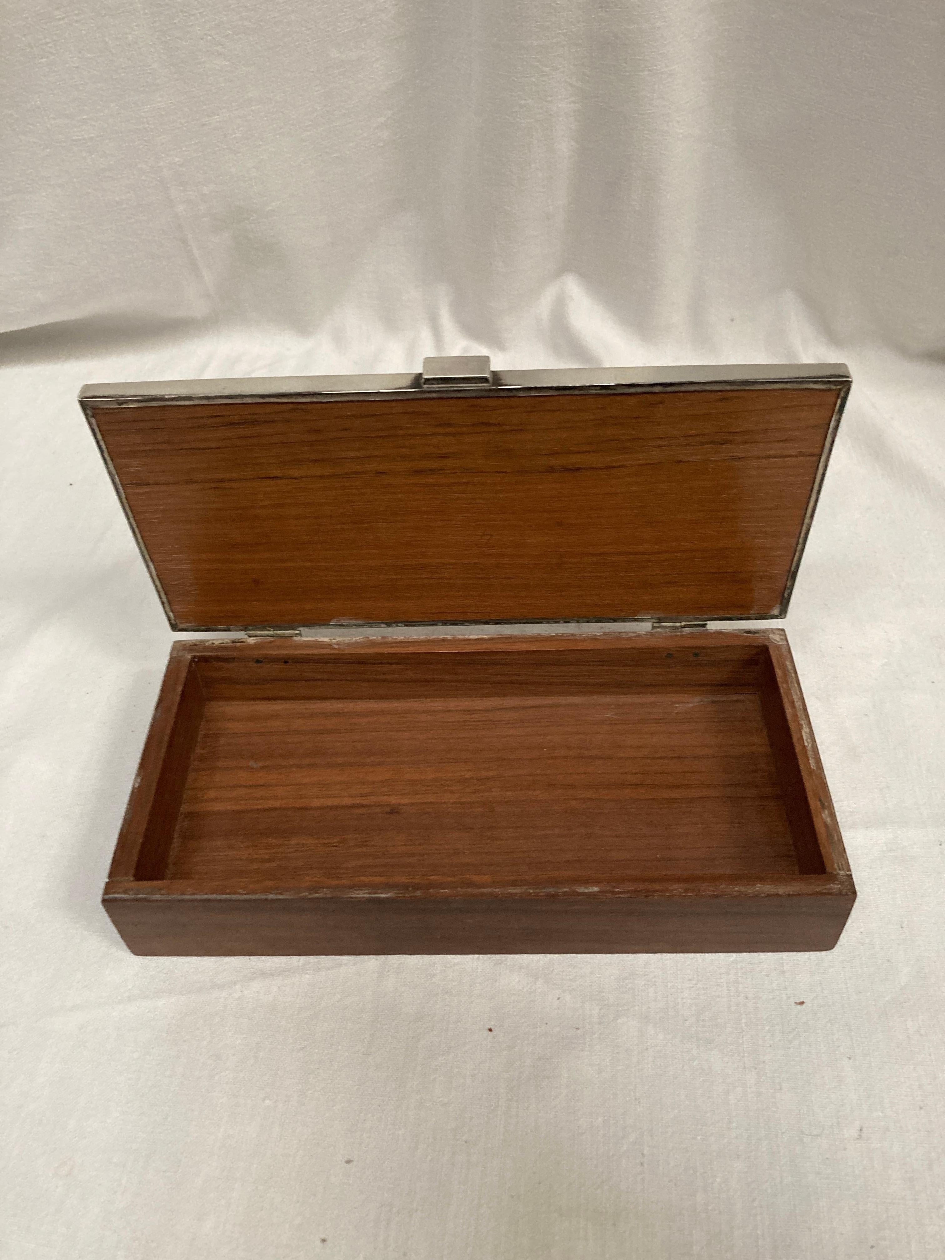 Metà XX secolo Scatola in argento smaltato e legno degli anni '60 in vendita