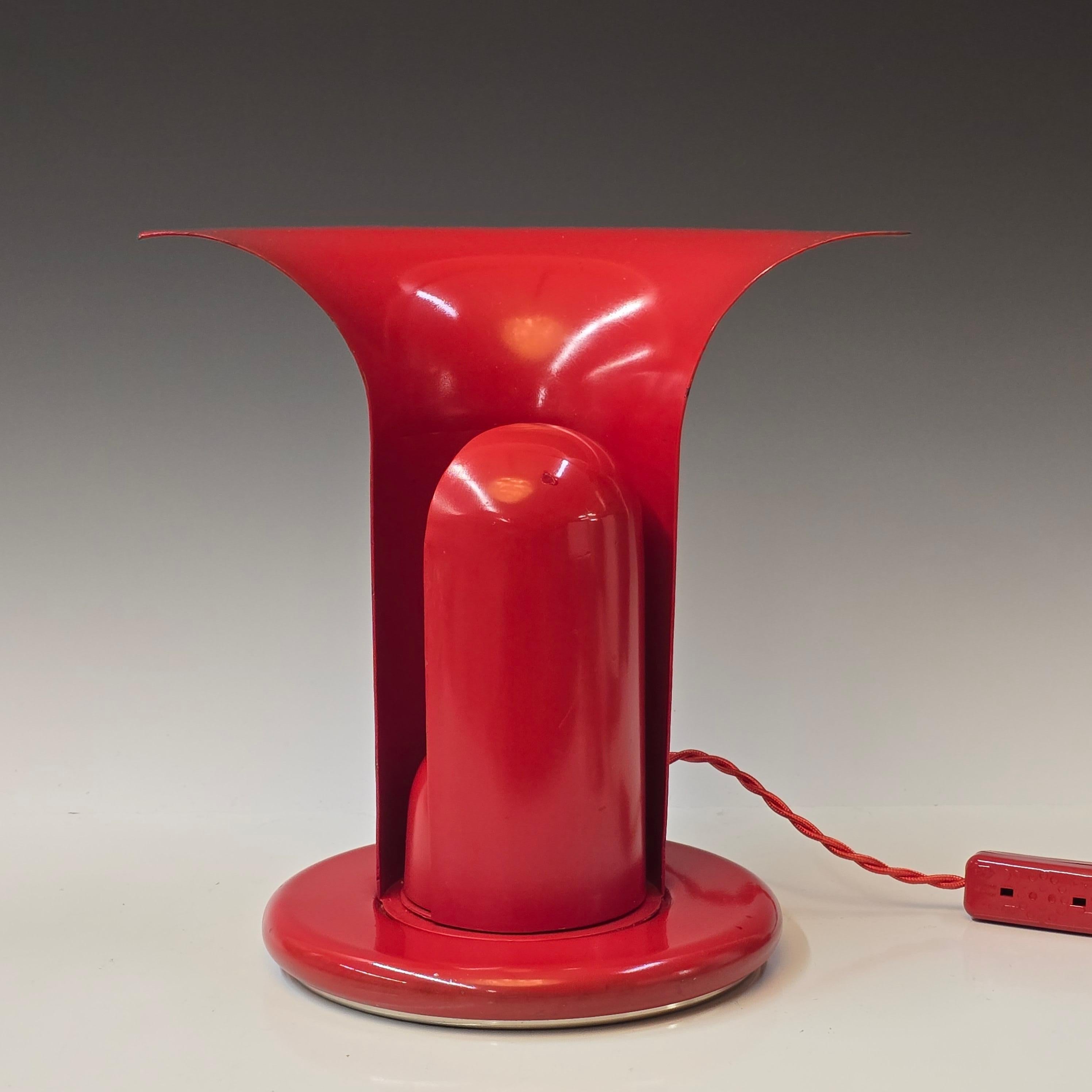 Impresionante lámpara de sobremesa Eclipse de acero esmaltado en rojo, fabricada en Italia en la década de 1960.    De estilo similar a las lámparas eclipse de Vico Magistretti o Joe Colombo.   Tanto la pieza central como la pieza en forma de ala se