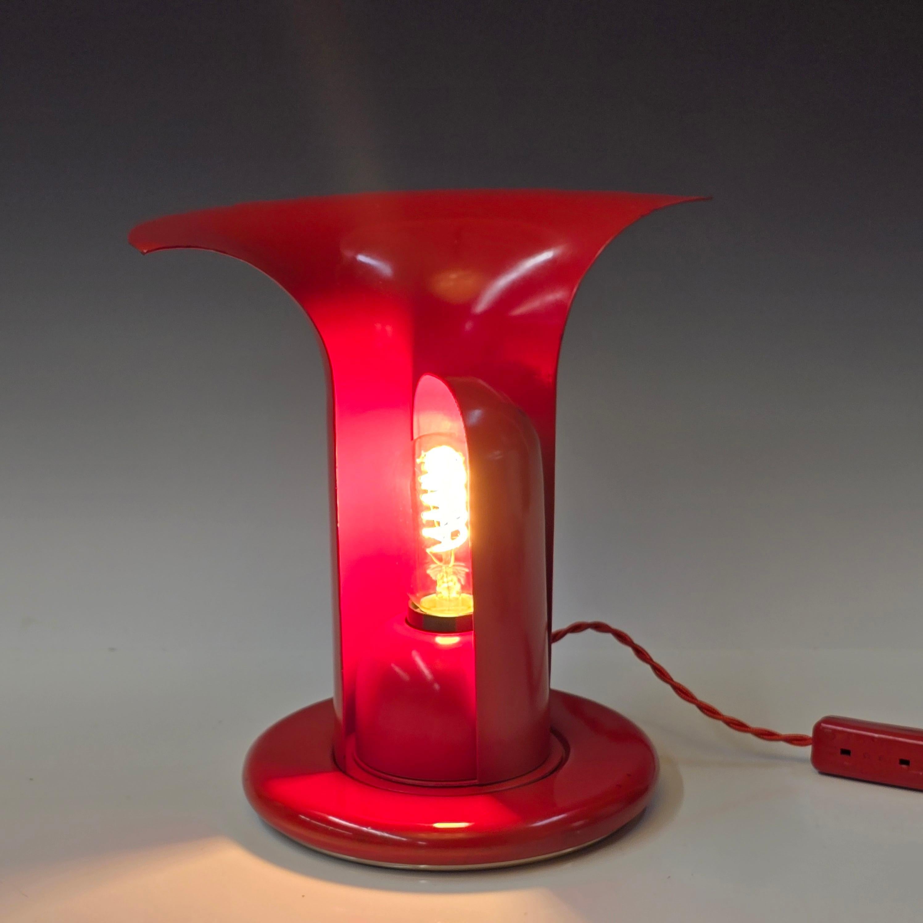 Lámpara italiana Eclipse de acero esmaltado de los años 60 Hecho a máquina en venta