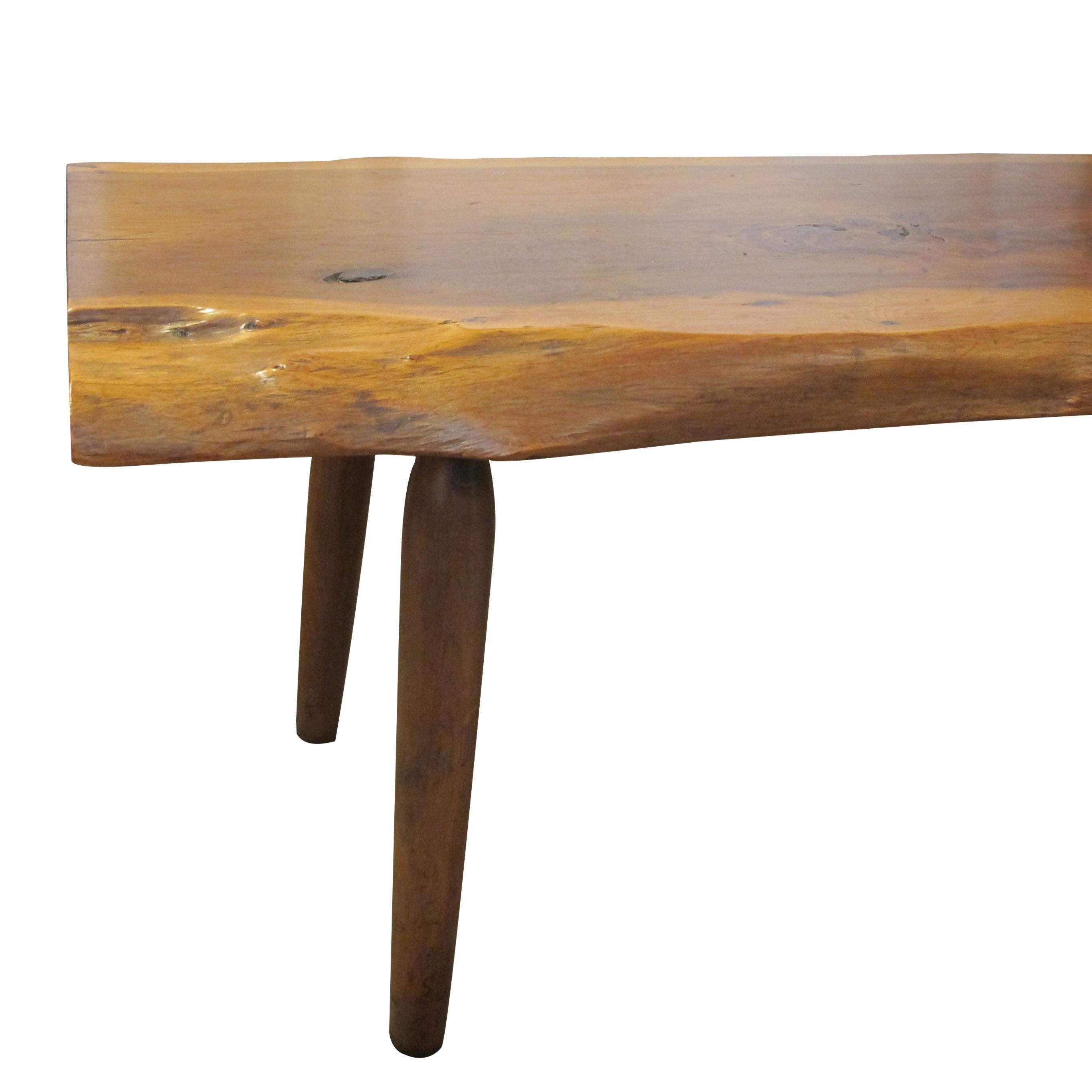 1960s English Live Edge Yew Wood Bench attributed to Reynolds Of Ludlow In Good Condition In London, GB