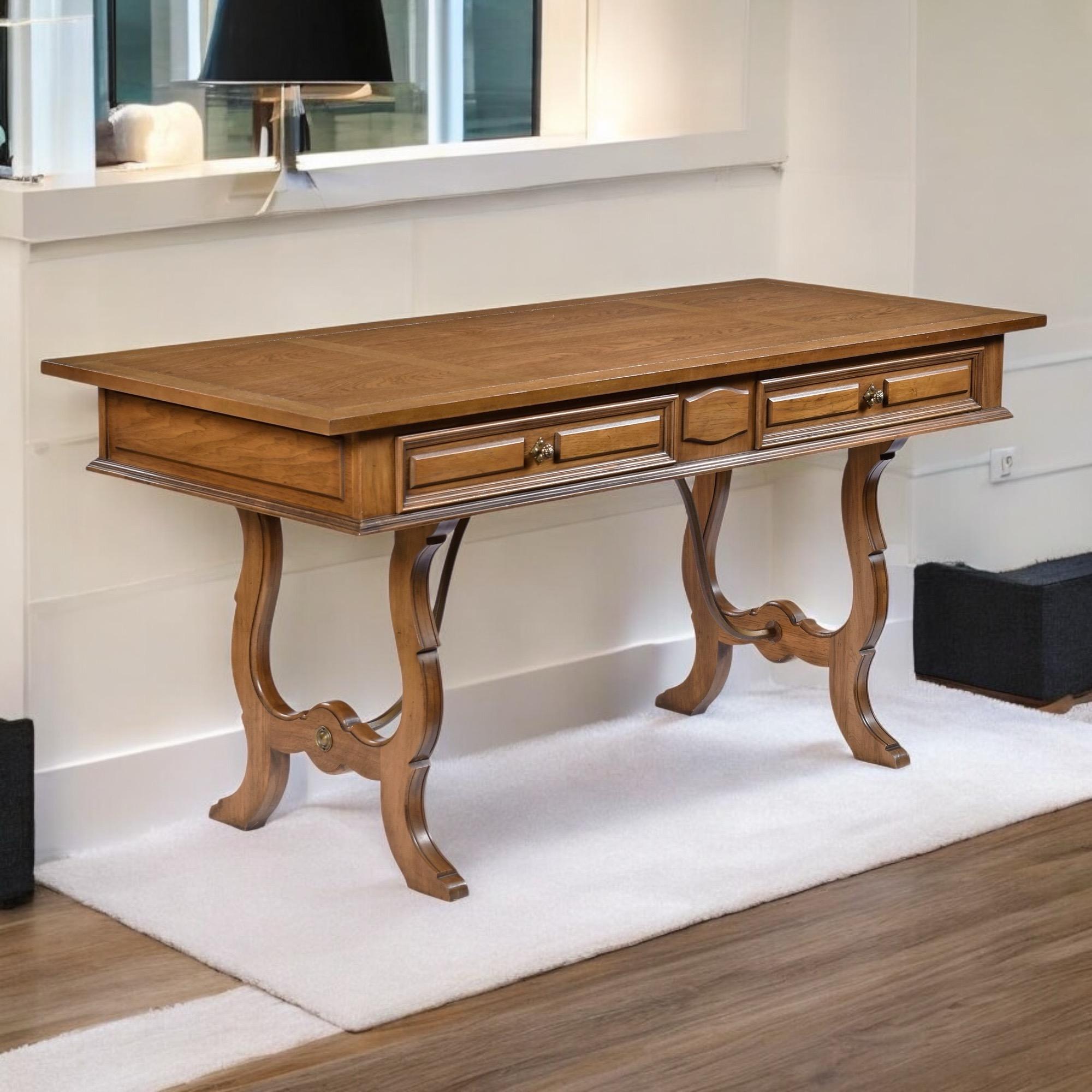 Questo scrittoio in pecan in stile English Regency di Thomasville sarebbe perfetto in qualsiasi stanza.  Scrivania, console o tavolo da ingresso, per citarne alcuni.  Il colore/tonalità sembra appartenere alla famiglia del 