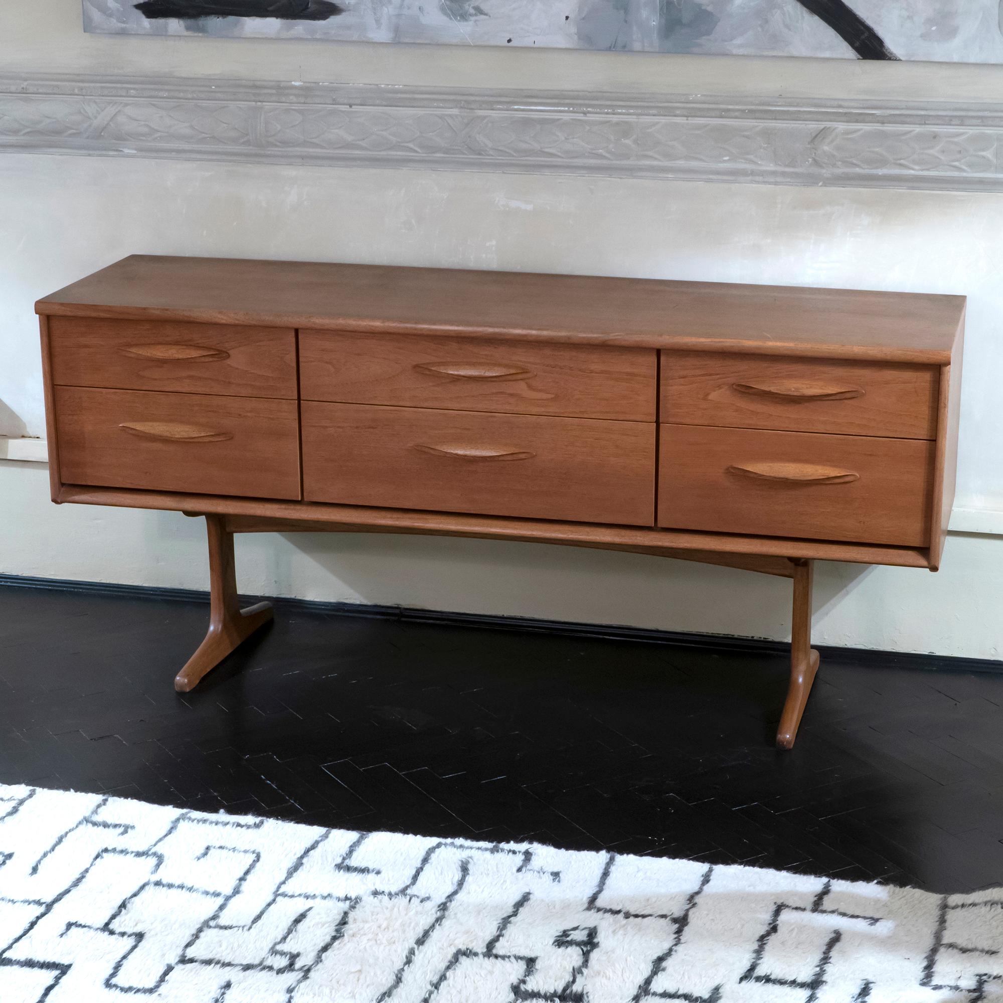 1960s English Teak Chest of Drawers by Austin Suite Ltd In Good Condition For Sale In Firenze, IT