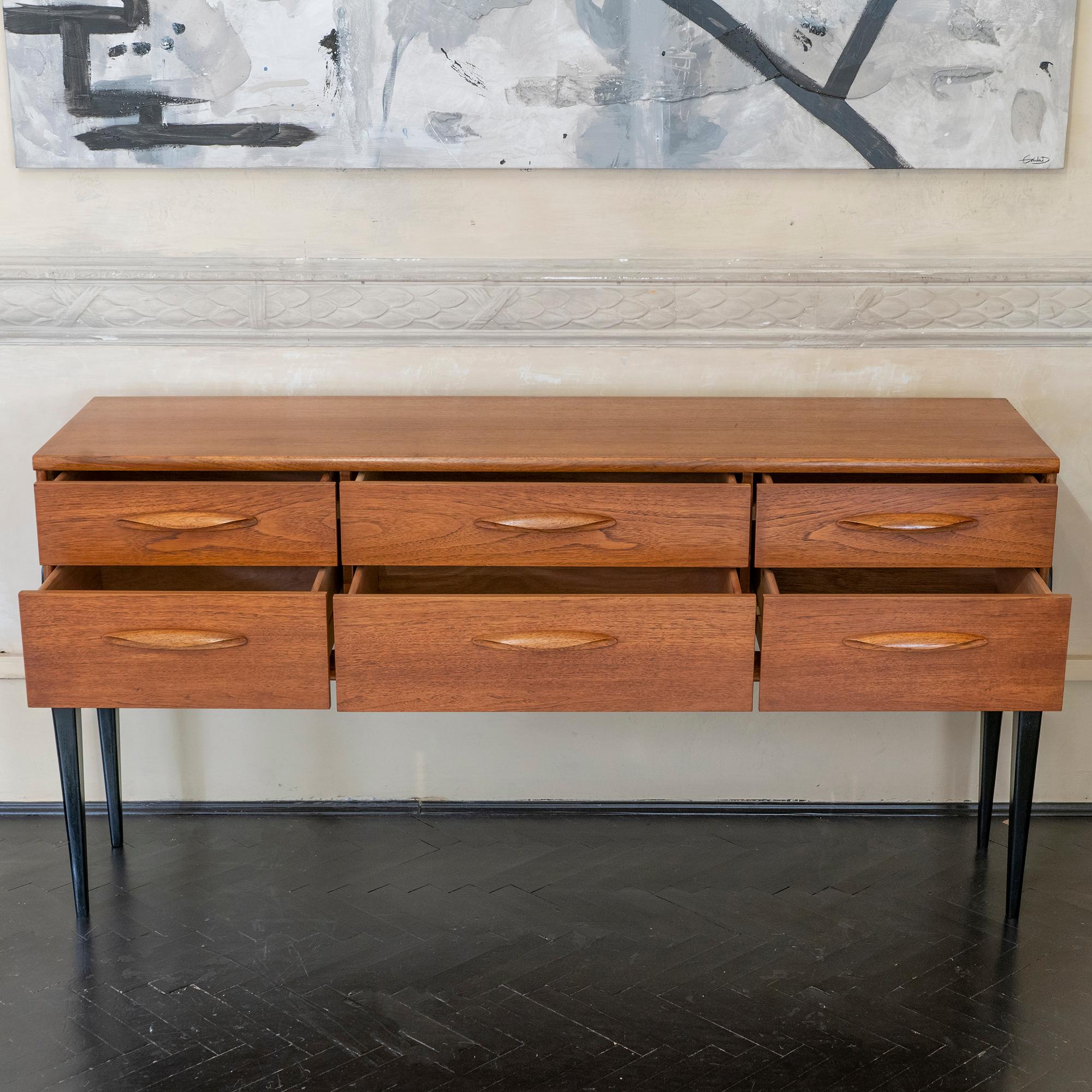 1960s English Teak Chest of Drawers by Austin Suite Ltd. In Good Condition For Sale In Firenze, IT
