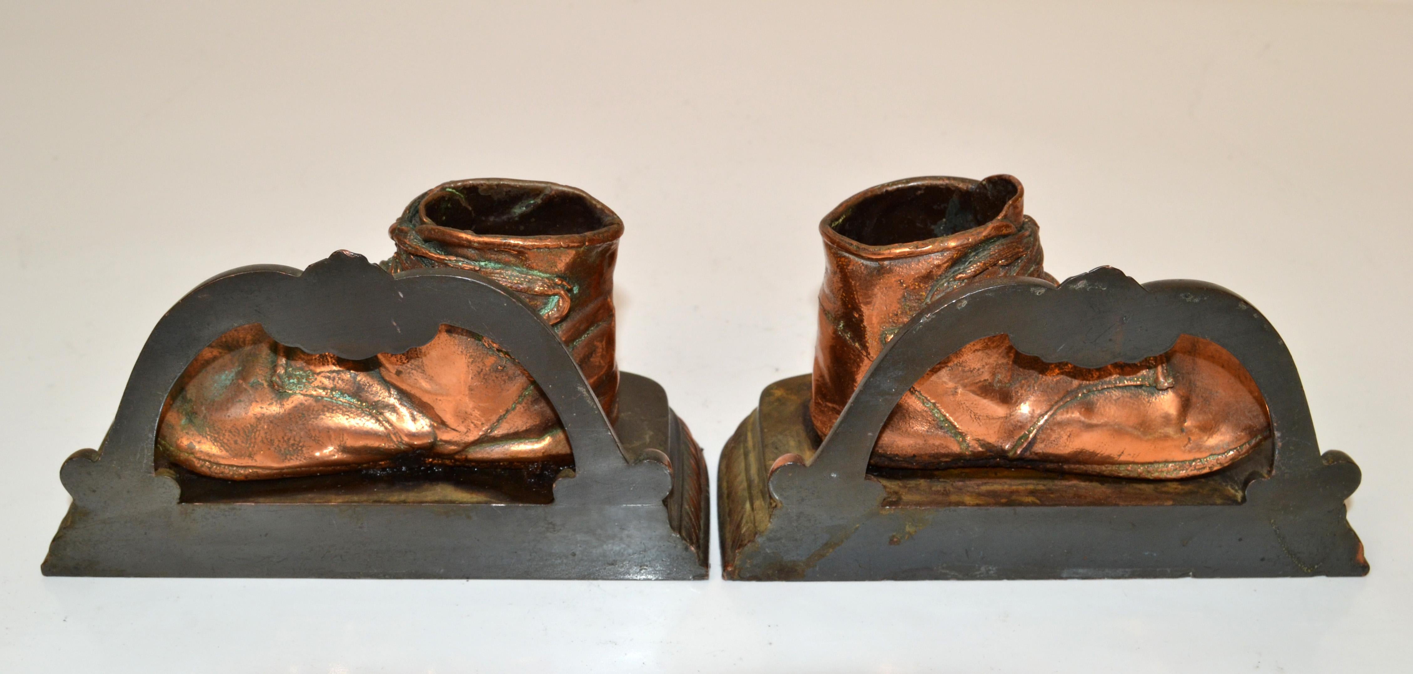 1960er Jahre Englisch Traditionelle Bronze & Kupfer Baby Schuhe Buchstützen Kinderzimmer Dekor Paar im Angebot 6