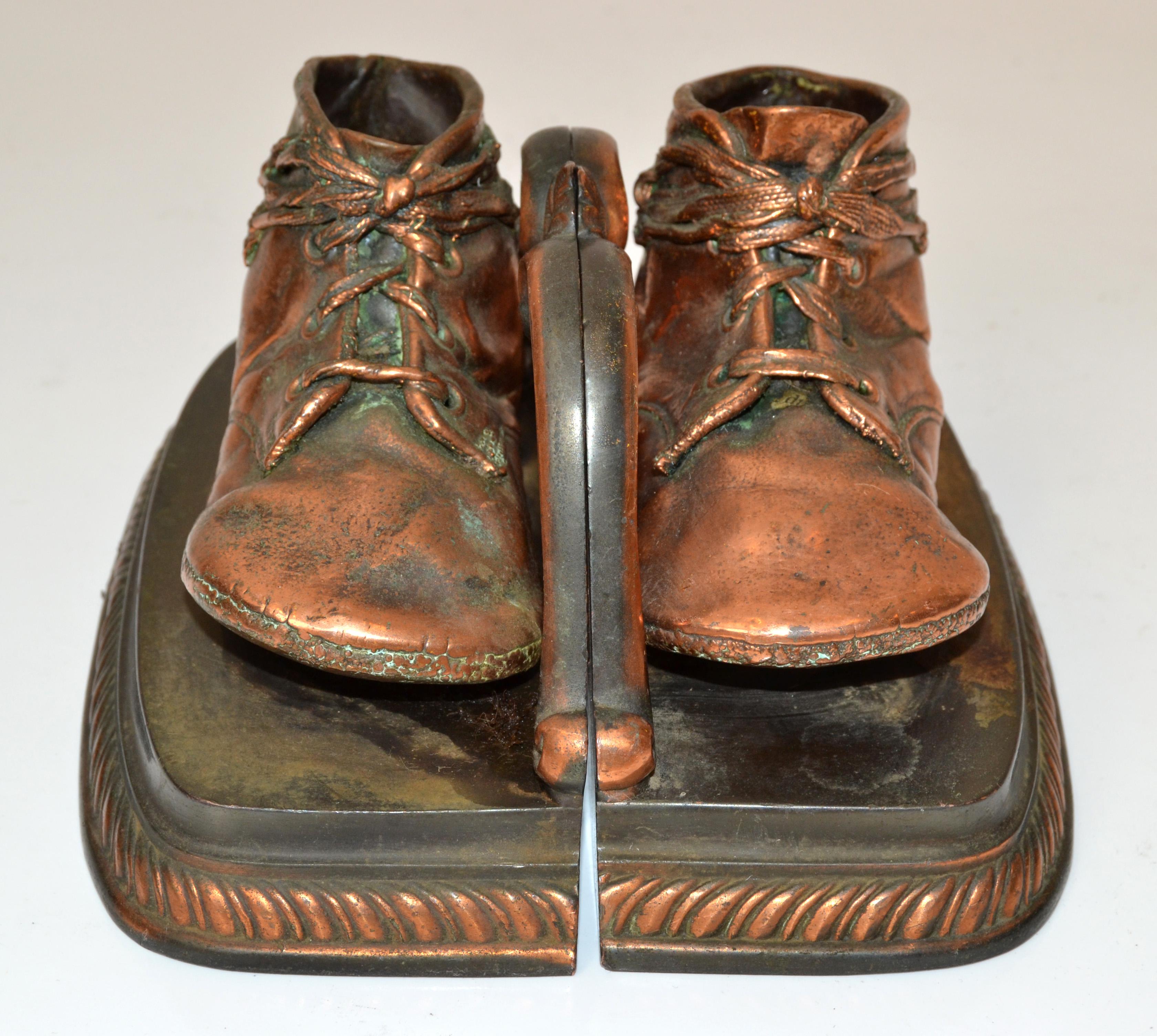 Ein Paar britische koloniale Babyschuhe Buchstützen in Bronze gegossen und handgefertigte massive Kupfer Schuhe in England in den 1960er Jahren gemacht.
Man beachte die Liebe zum Detail bei den Schuhen, und jeder ist das genaue Spiegelbild des