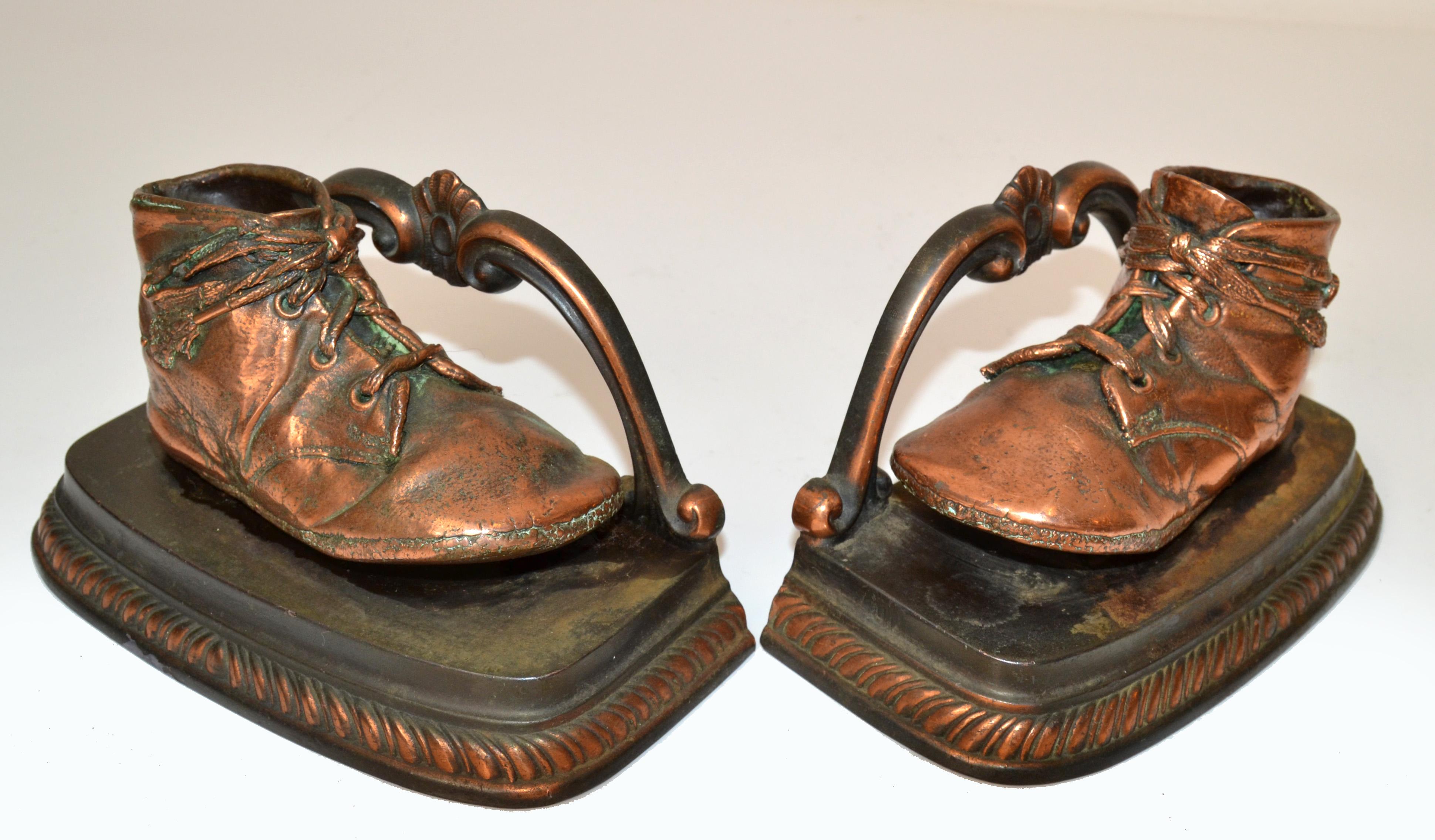 1960er Jahre Englisch Traditionelle Bronze & Kupfer Baby Schuhe Buchstützen Kinderzimmer Dekor Paar (Britisch Kolonial) im Angebot