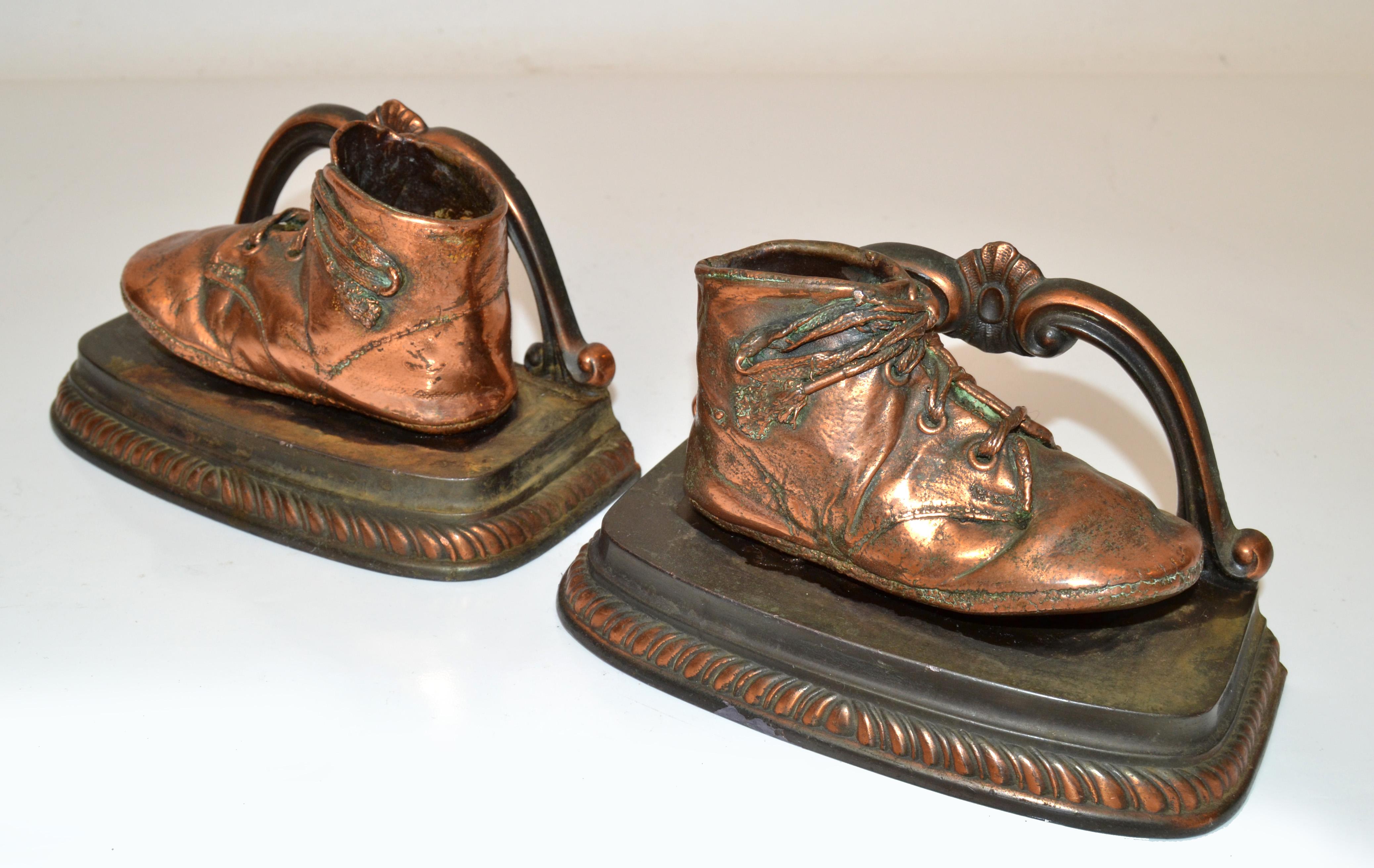 1960er Jahre Englisch Traditionelle Bronze & Kupfer Baby Schuhe Buchstützen Kinderzimmer Dekor Paar (20. Jahrhundert) im Angebot