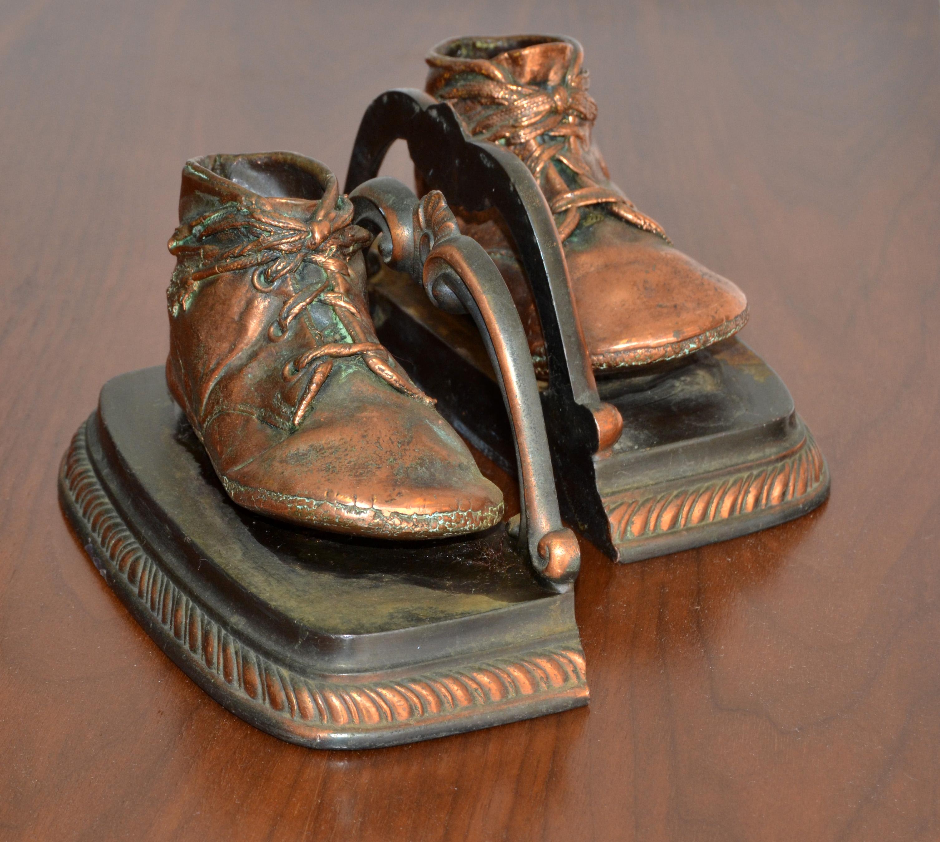 20th Century 1960s English Traditional Bronze & Copper Baby Shoes Bookends Nursery Décor Pair For Sale