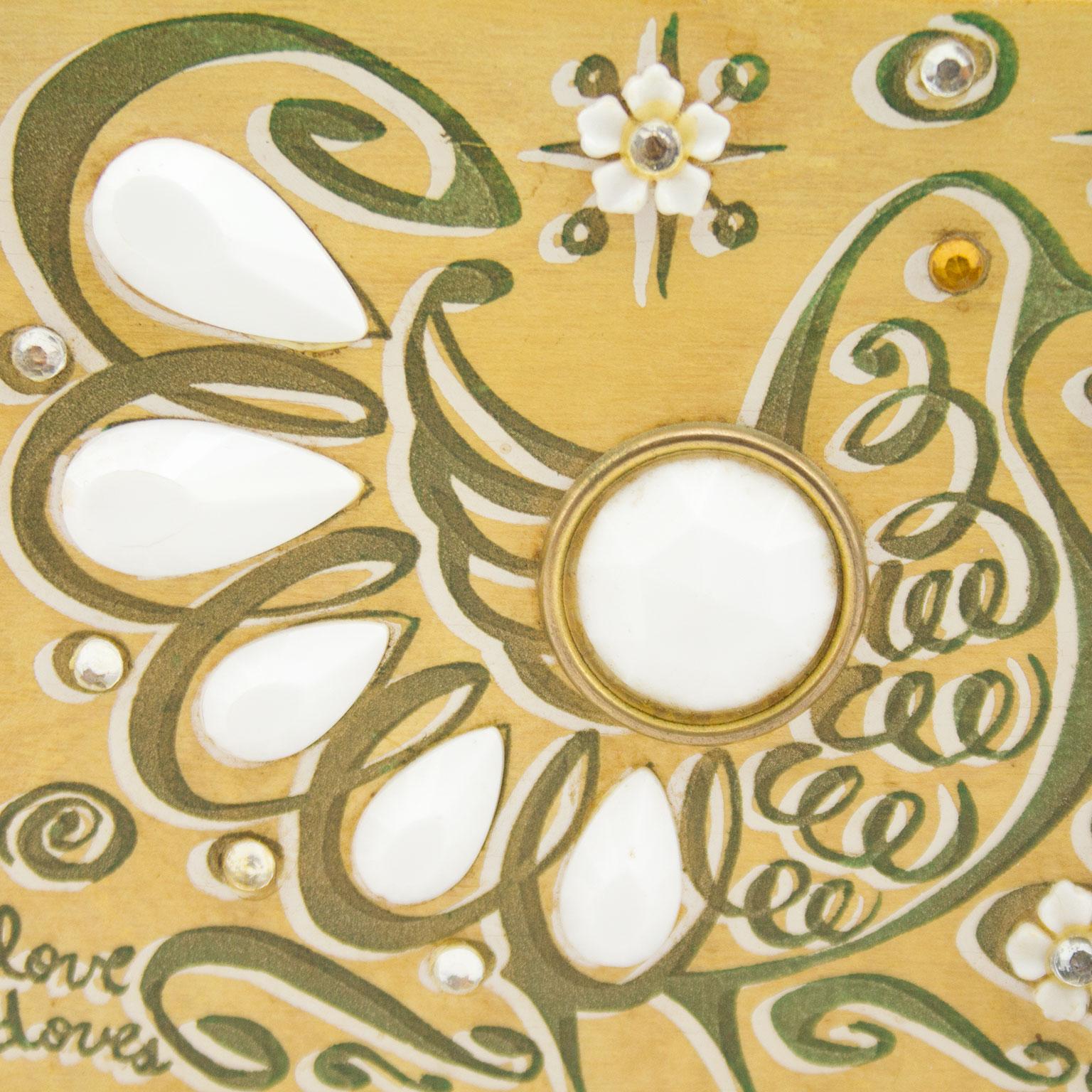 1960s Enid Collins Rectangle Wood Top Handle Bag with White Dove Details In Good Condition In Toronto, Ontario