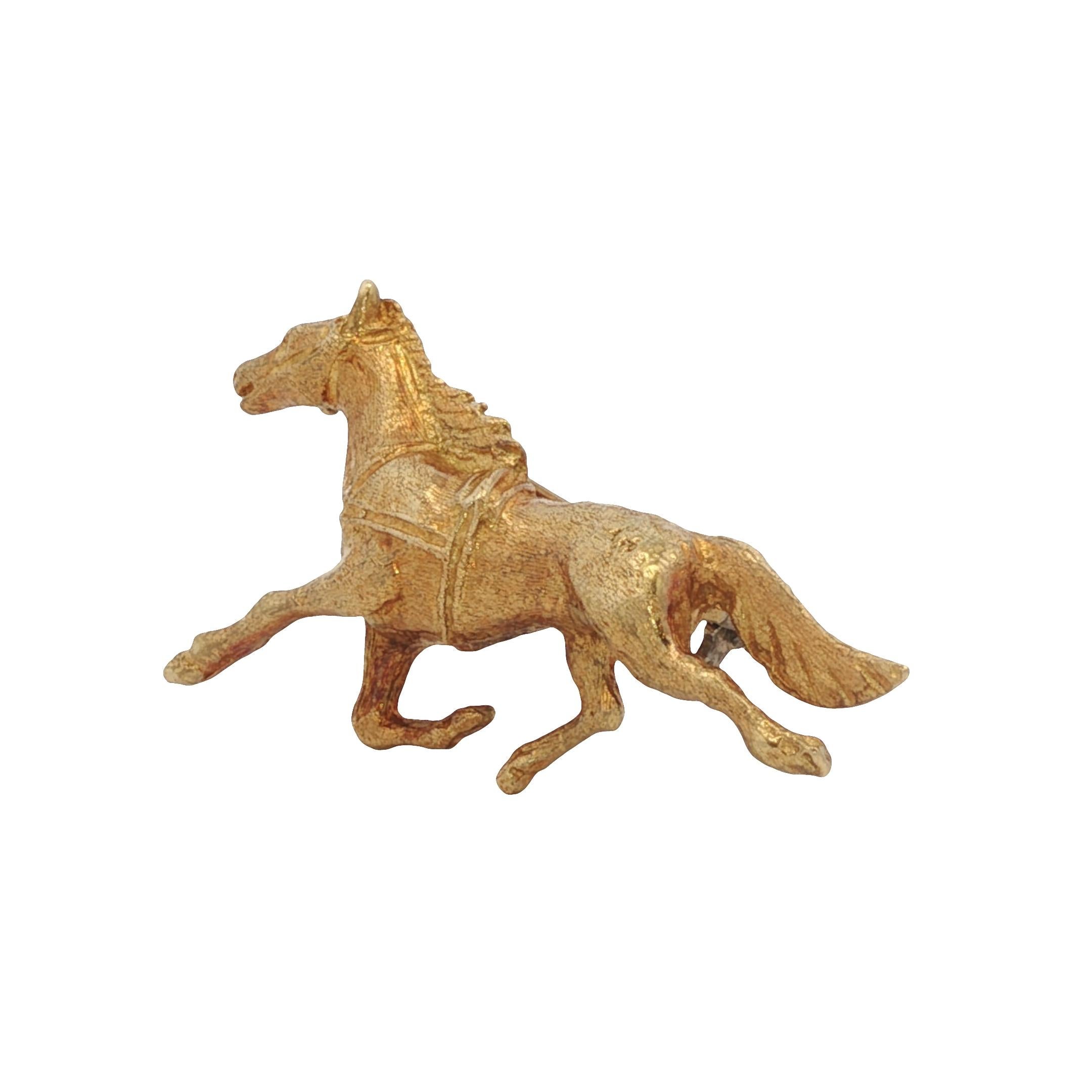 Dettagli dell'articolo:
Tipo di metallo: Oro giallo 18 carati
Peso: 5.9 grammi
Misure: 1,5 pollici di altezza x .25 pollici di larghezza

Caratteristiche dell'articolo:
Spilla equestre degli anni '60 realizzata in oro giallo 18 carati con dettagli