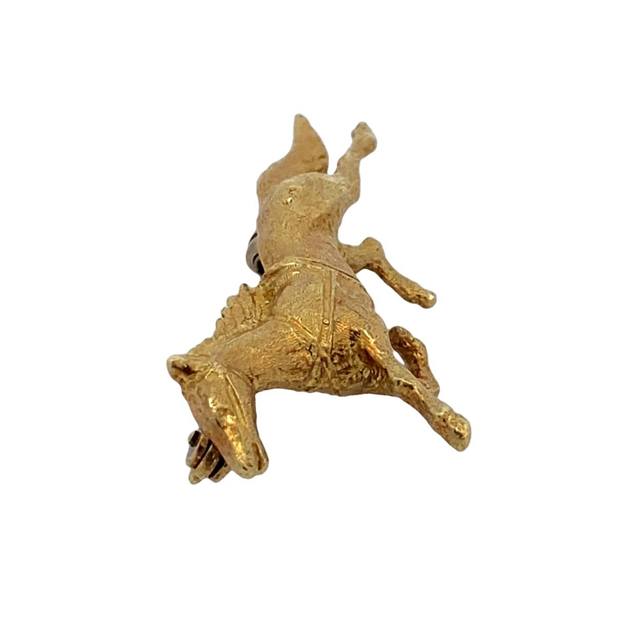 Broche de caballo ecuestre de los años 60 en oro amarillo de 18 quilates en venta 1