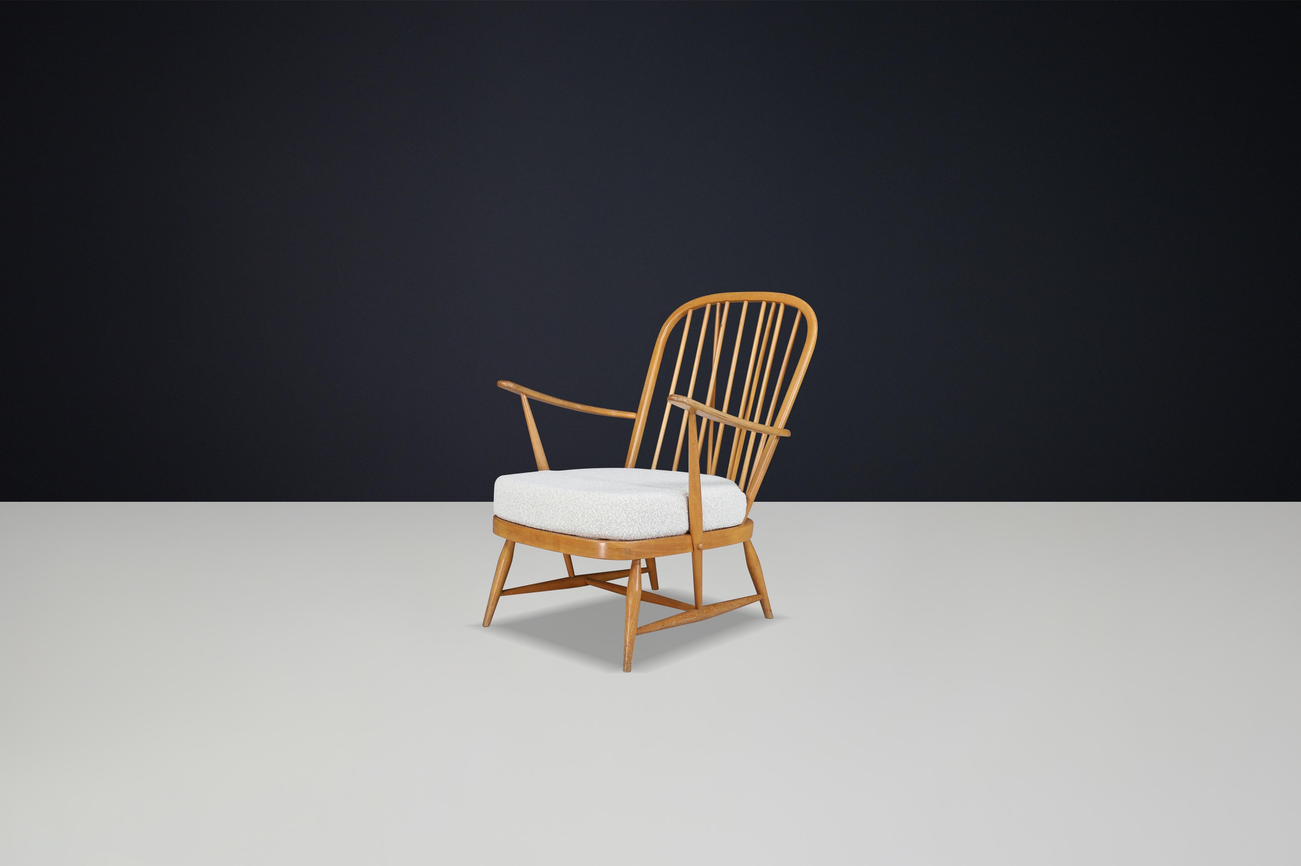 conic 1960s Ercol Windsor Lounge Chair in Buche & Ulme blond mit New Bouclé-Polsterung

Dieser atemberaubende Windsor-Loungesessel von Ercol aus der Mitte des Jahrhunderts ist eine echte Ikone des britischen Designs und wurde in den 1960er Jahren in