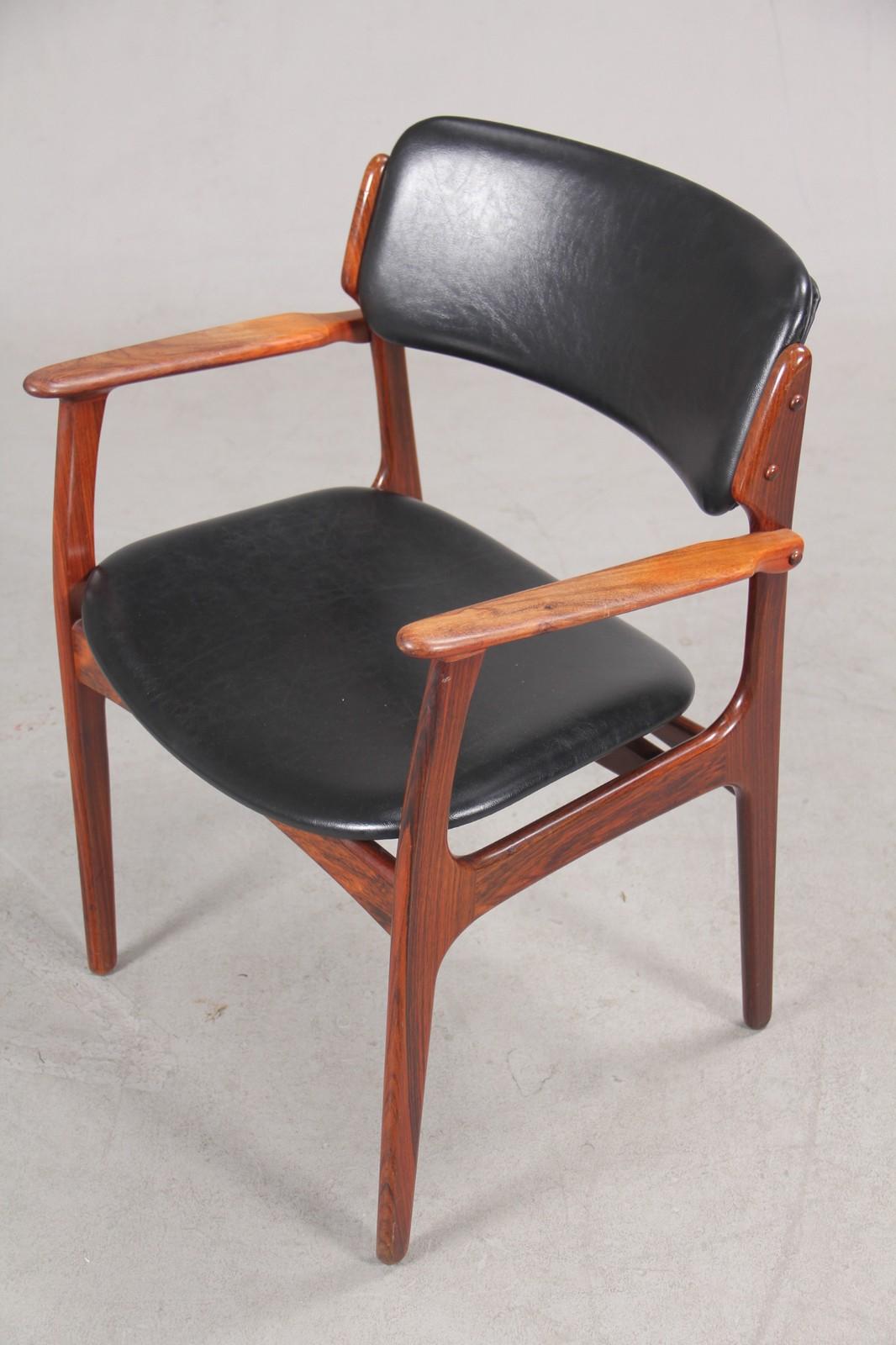 Erik Buch vollständig restaurierte Sessel aus Palisanderholz mit ausgezeichneten Holzarbeiten, die von gutem Design und Handwerkskunst zeugen.

Die Stühle sind aus massivem Palisanderholz gefertigt und verfügen über die für Erik Buch