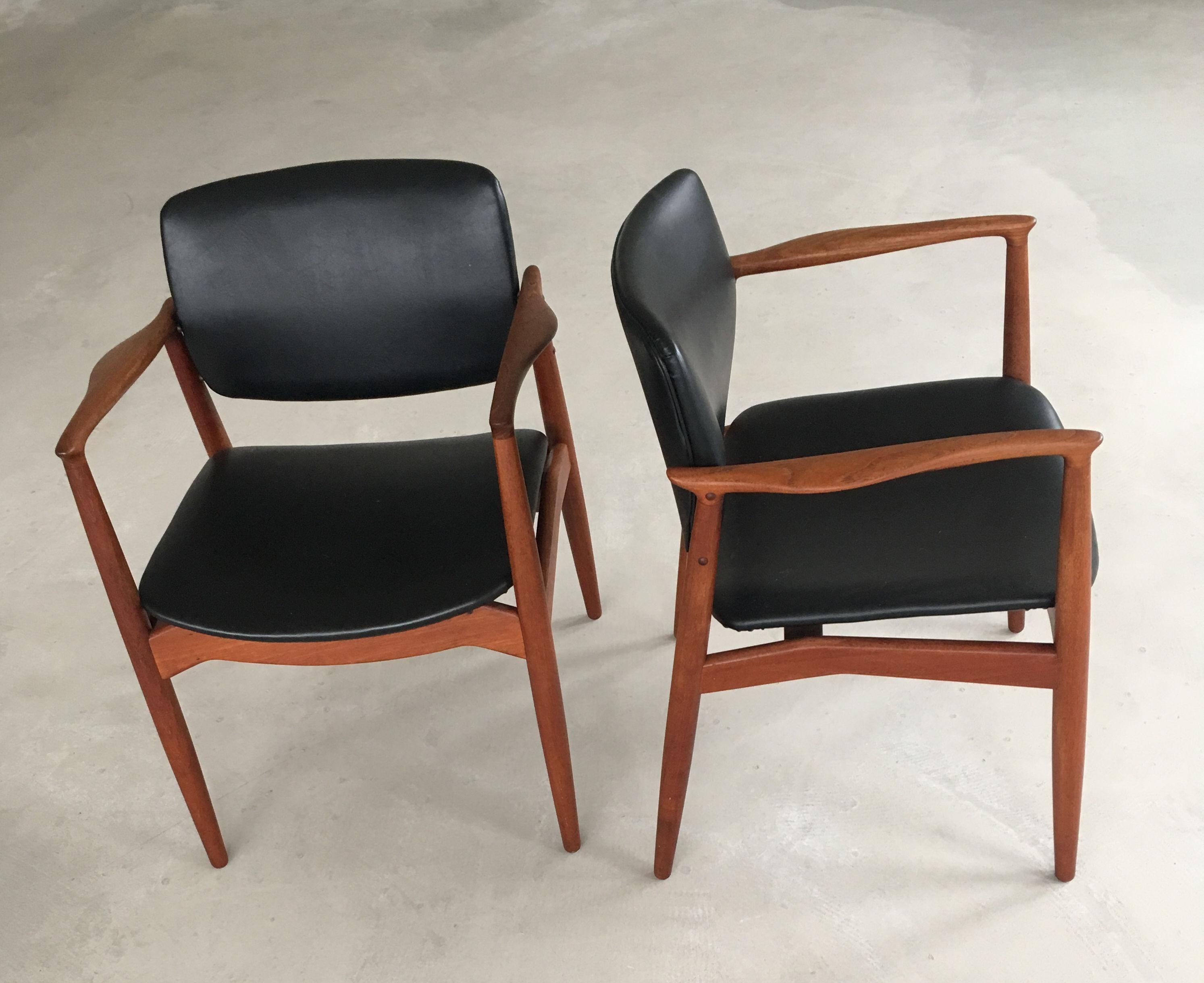Danois 1960s Erik Buch Set of Two Fully restored Captains Chair, Custom Upholstery en vente