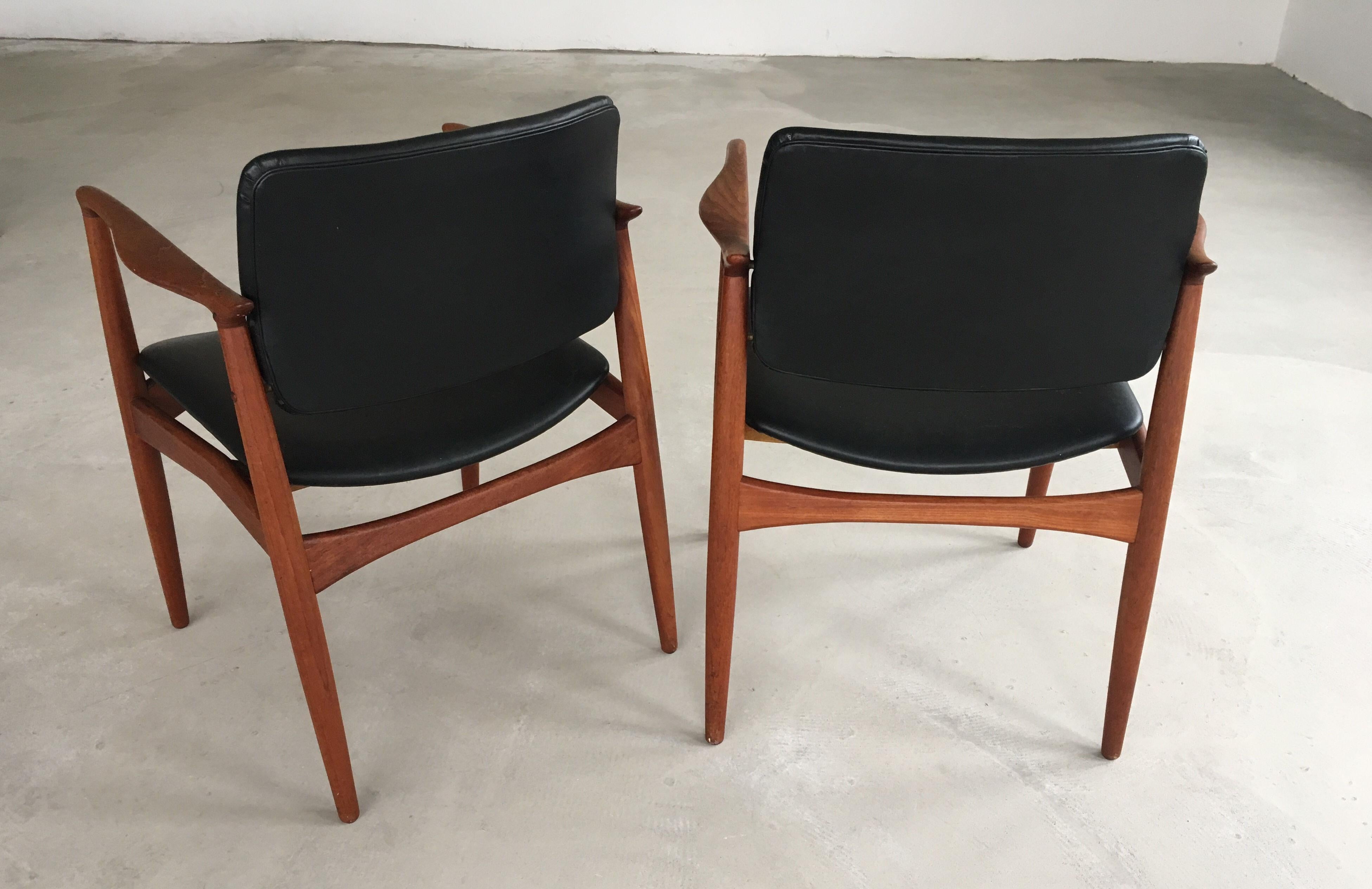 1960s Erik Buch Set of Two Fully restored Captains Chair, Custom Upholstery Bon état - En vente à Knebel, DK