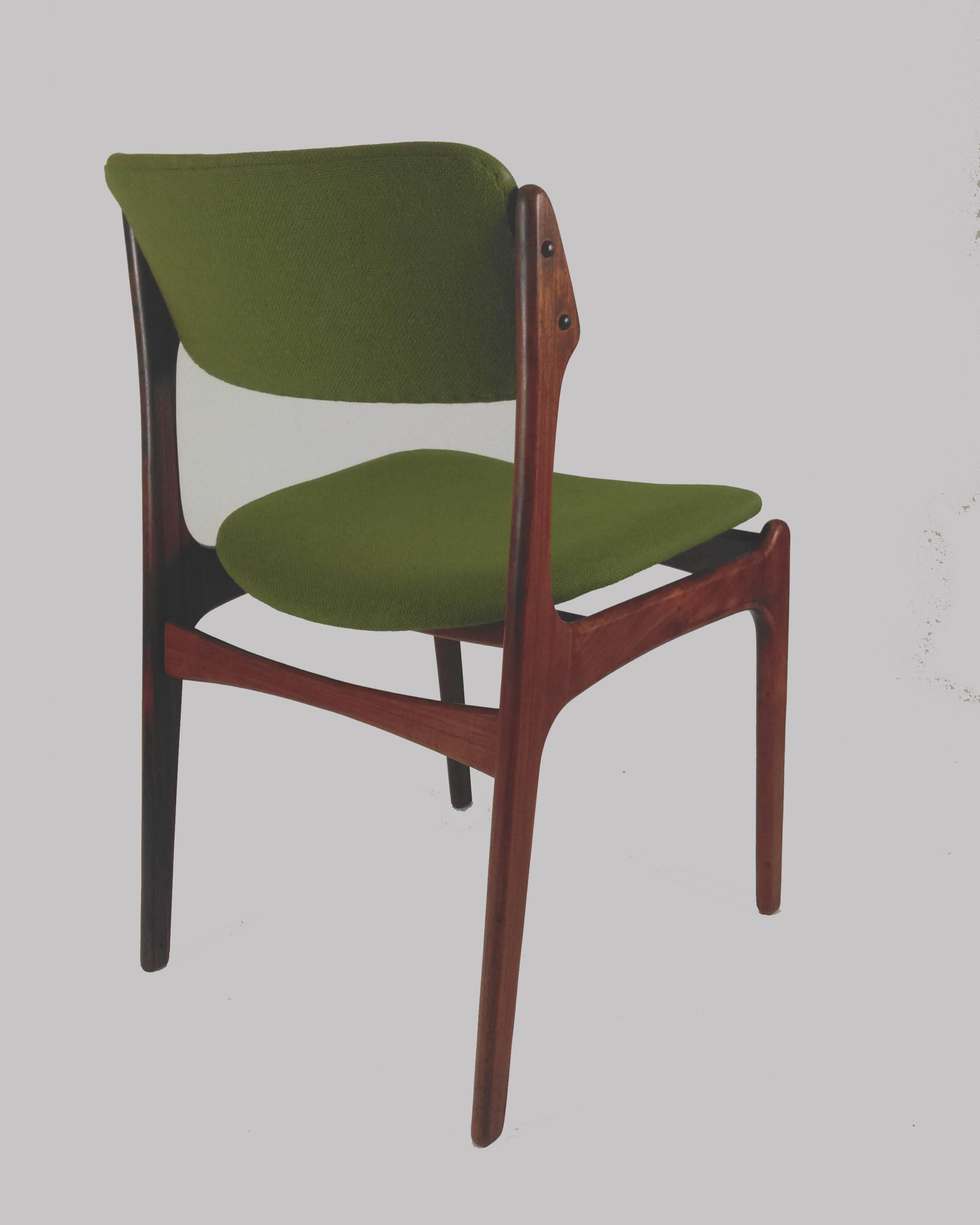 Ensemble de huit chaises de salle à manger en palissandre restaurées Erik Buch, retapissées en vente 3