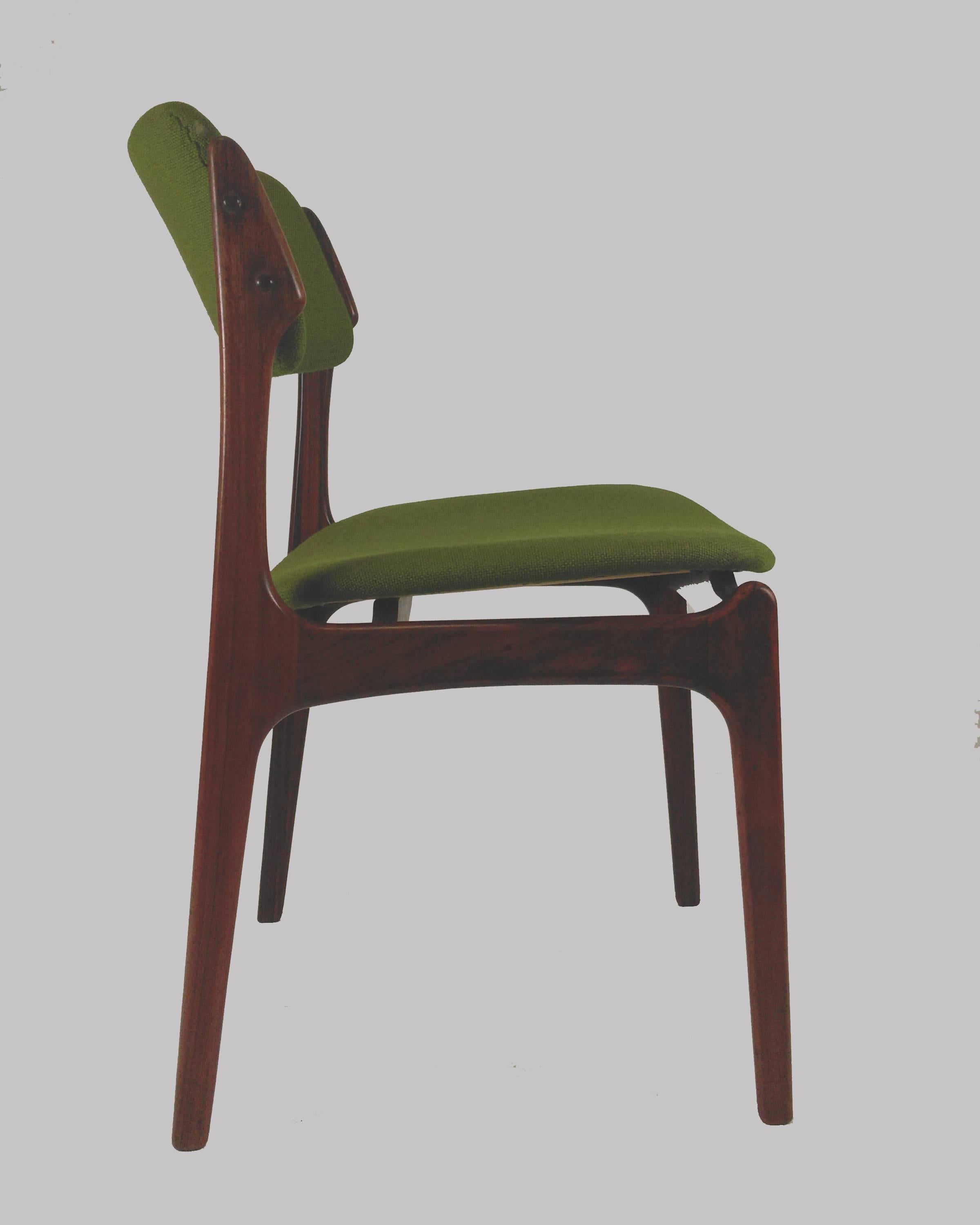 Ensemble de huit chaises de salle à manger en palissandre restaurées Erik Buch, retapissées en vente 5