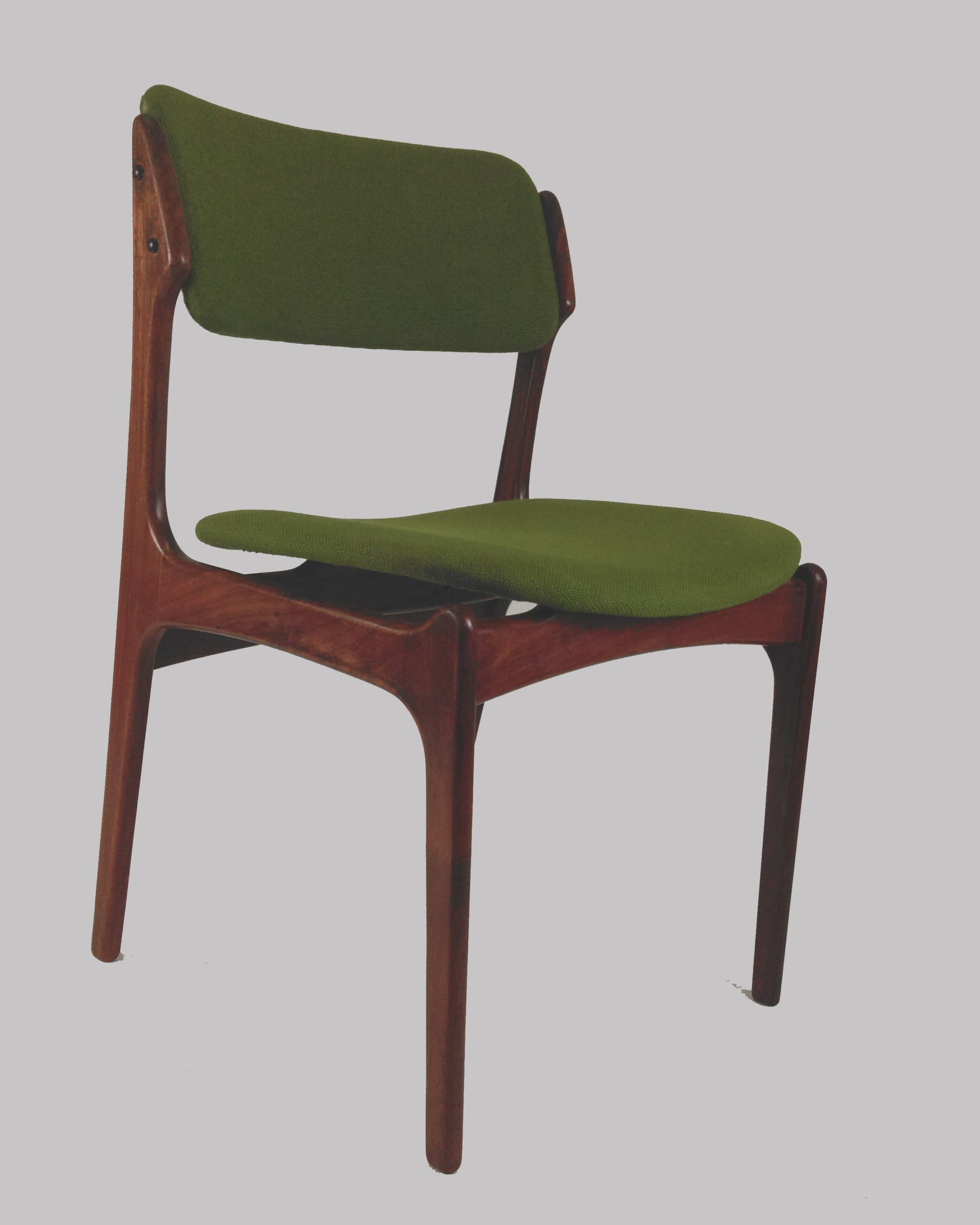 Ensemble de huit chaises de salle à manger en palissandre restaurées Erik Buch, retapissées en vente 6