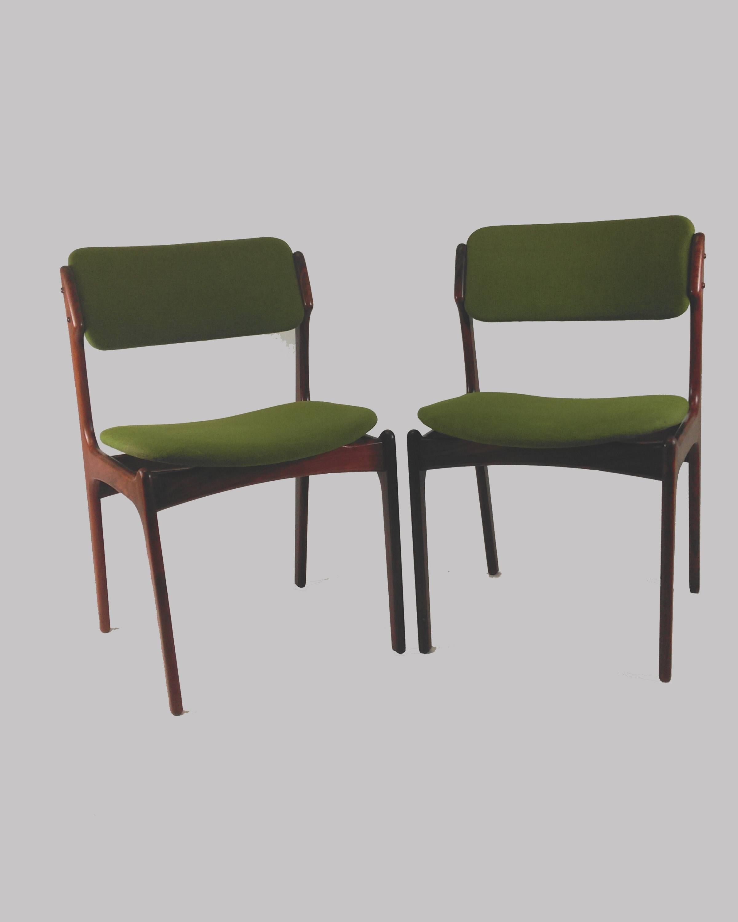 Ensemble de huit chaises de salle à manger en palissandre restaurées Erik Buch, retapissées en vente 7