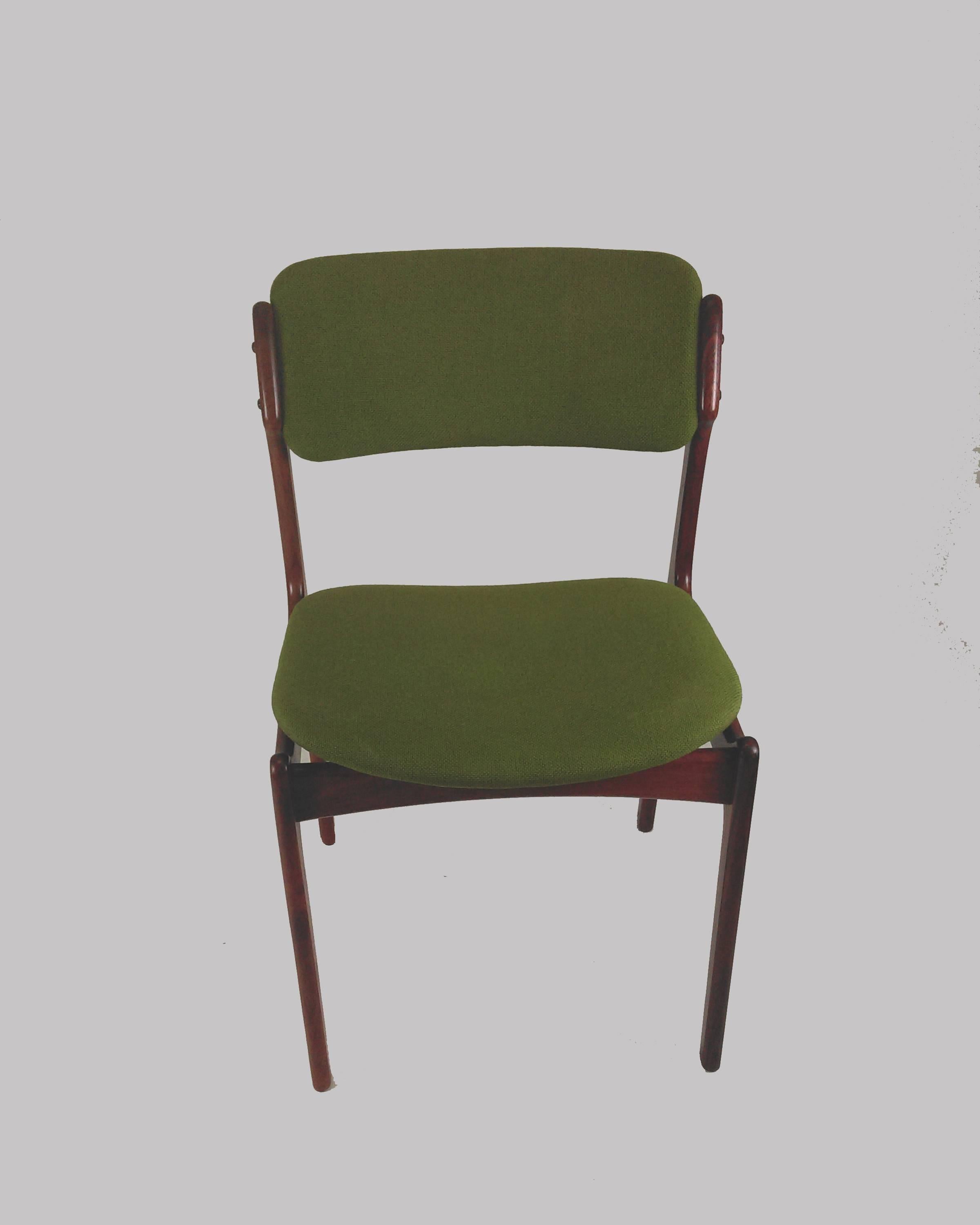 Ensemble de huit exemplaires entièrement restaurés et  chaises de salle à manger en bois de rose avec assise flottante, conçues par Erik Buch pour Oddense Maskinsnedkeri, années 1960

Les chaises ont une construction simple et attrayante qui devient